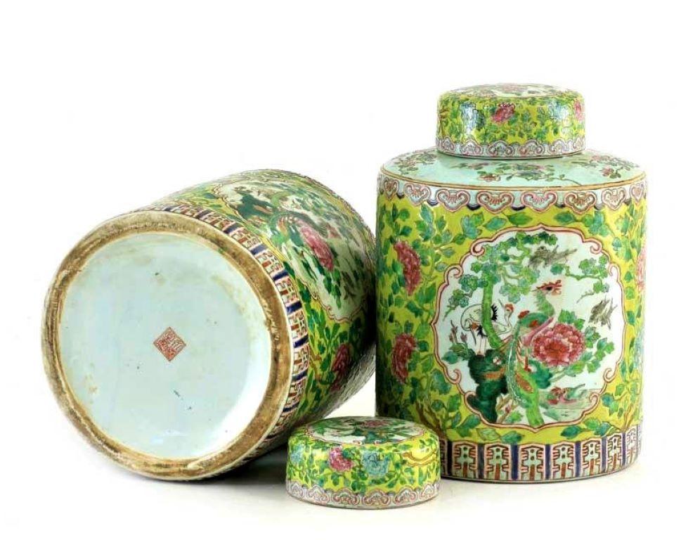 Late 19th Century Pair of Chinese Hand Painted Porcelain Ginger Jars with Lid In Good Condition In Frankfurt am Main, DE