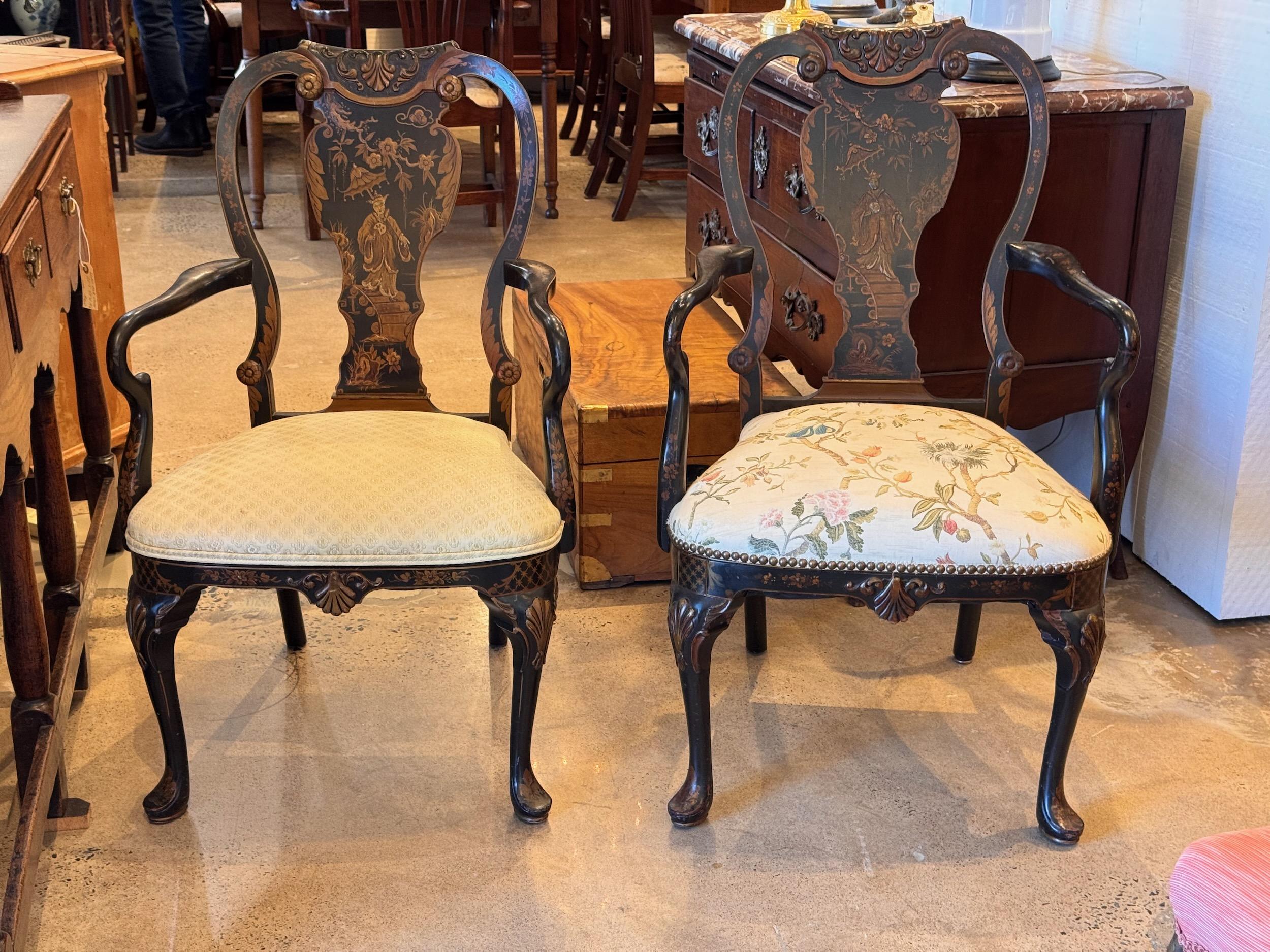 Une belle paire de fauteuils détaillés. Belle décoration chinoise.