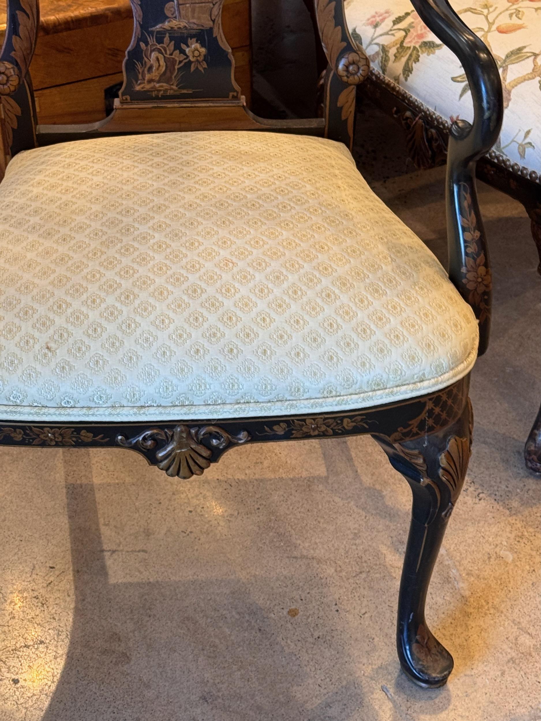 Tissu d'ameublement Paire de chaises asiatiques Chinoiserie de la fin du 19ème siècle en vente