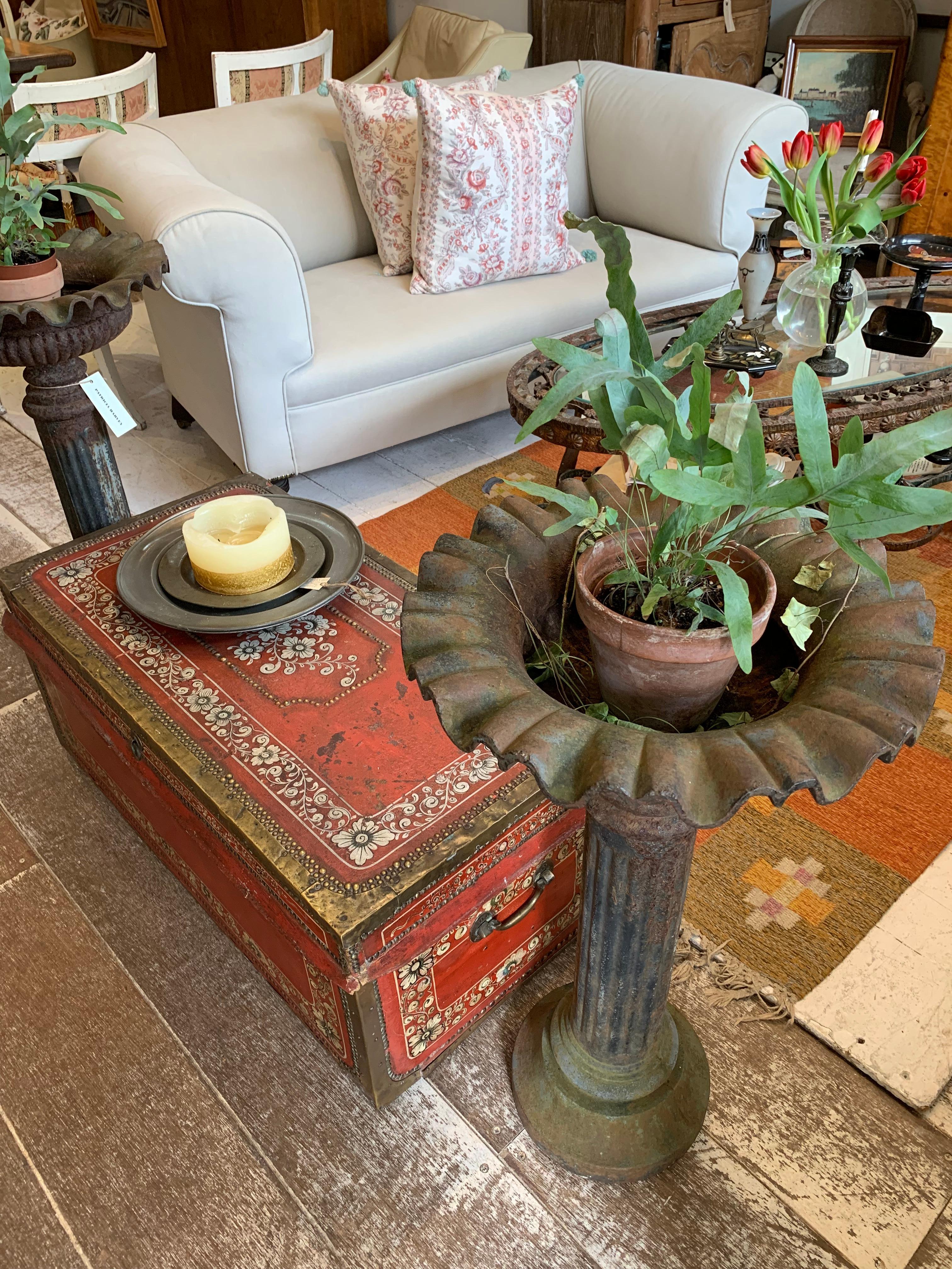 Pareja de jardineras inglesas de hierro fundido con base de pedestal de finales del siglo XIX en venta 4