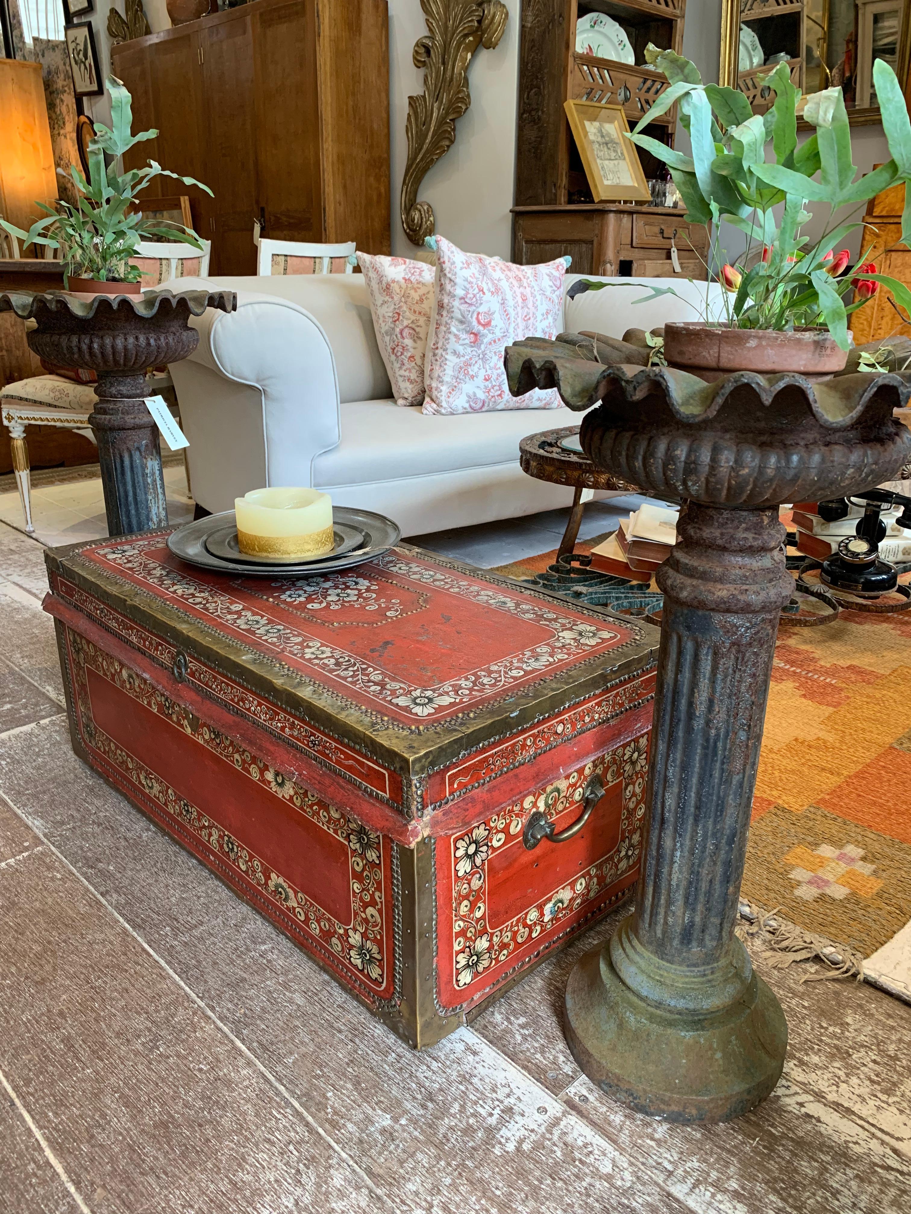 Pareja de jardineras inglesas de hierro fundido con base de pedestal de finales del siglo XIX en venta 5