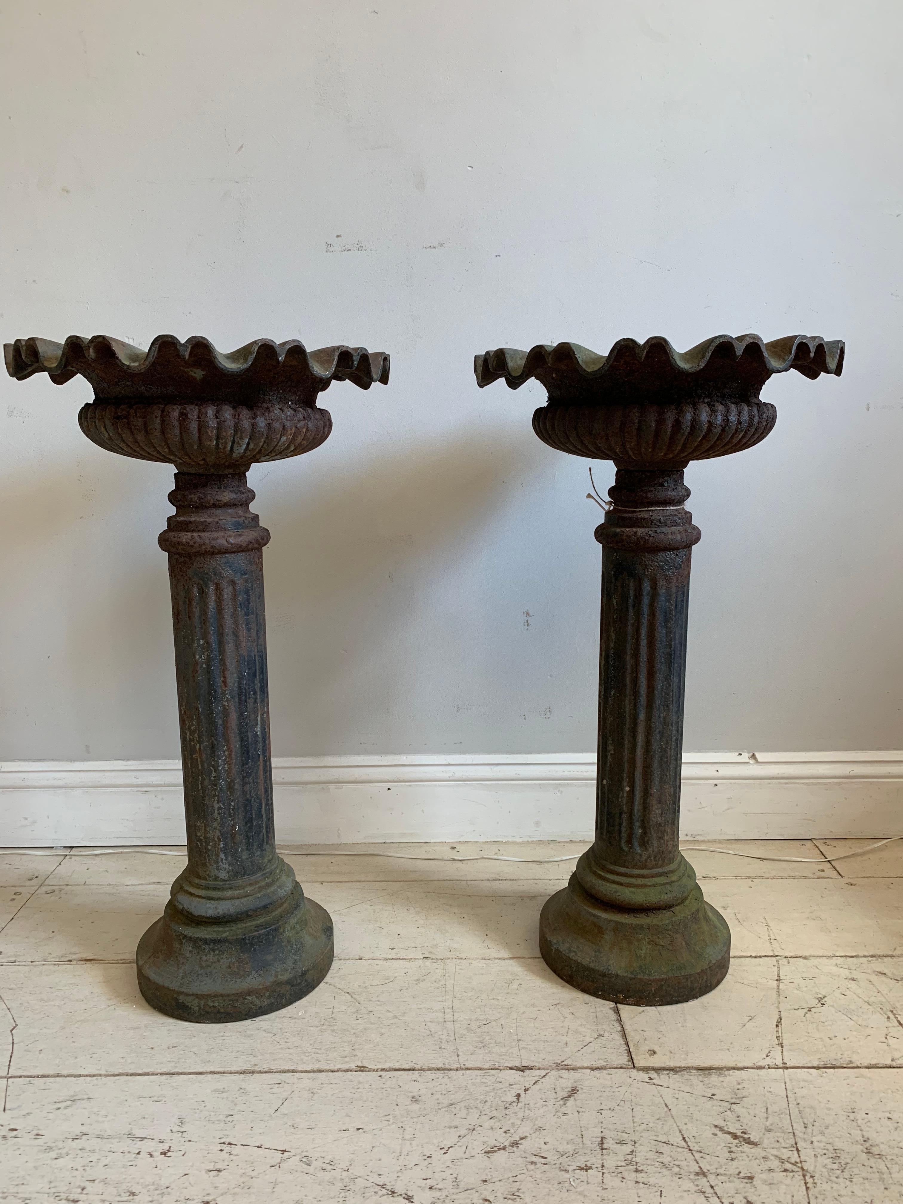 De estilo neoclásico, con borde estriado y columna acanalada sobre base redonda con restos de pintura original.
Son muy raros como pareja