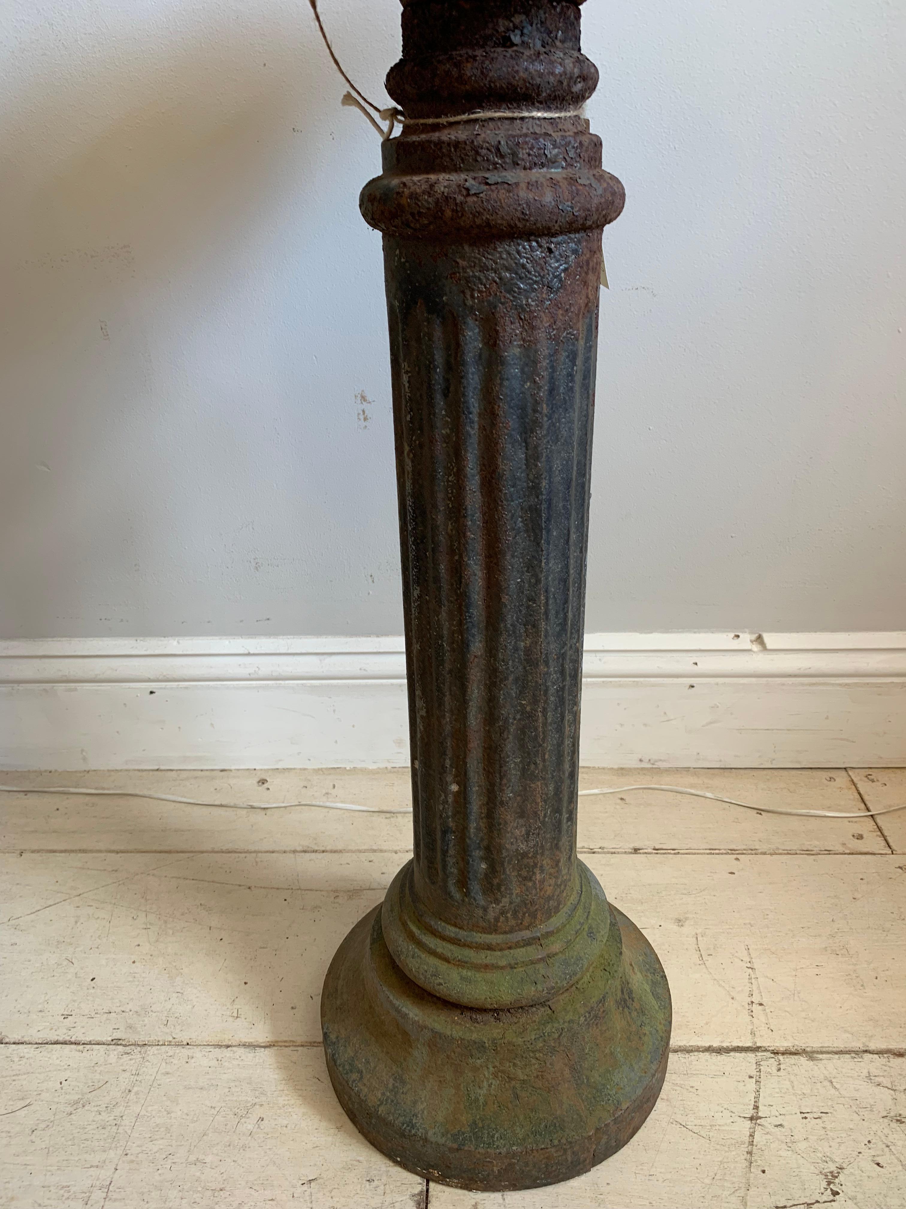 Pareja de jardineras inglesas de hierro fundido con base de pedestal de finales del siglo XIX en Bueno estado para la venta en London, GB
