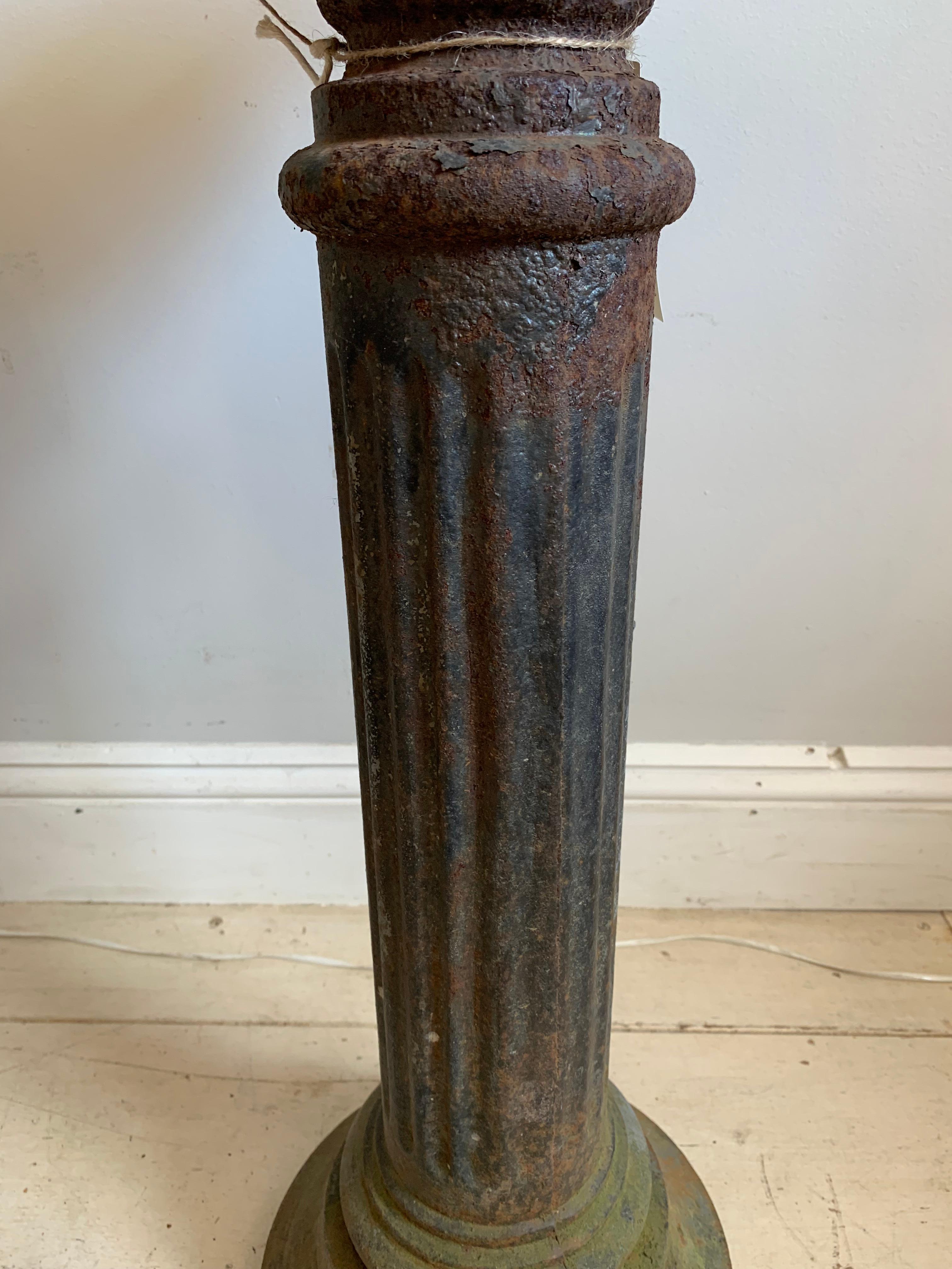 Pareja de jardineras inglesas de hierro fundido con base de pedestal de finales del siglo XIX Hierro en venta