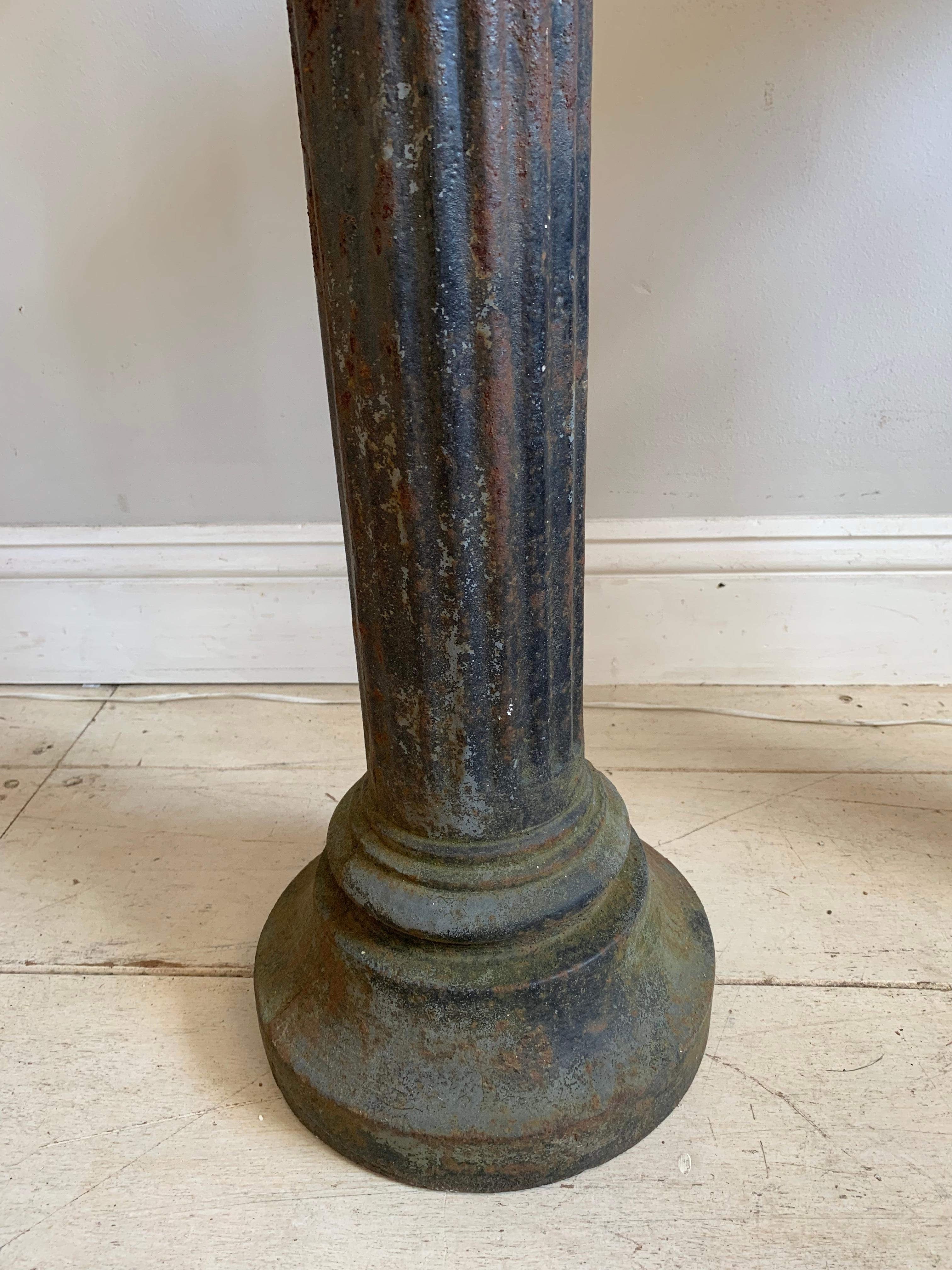 Pareja de jardineras inglesas de hierro fundido con base de pedestal de finales del siglo XIX en venta 1