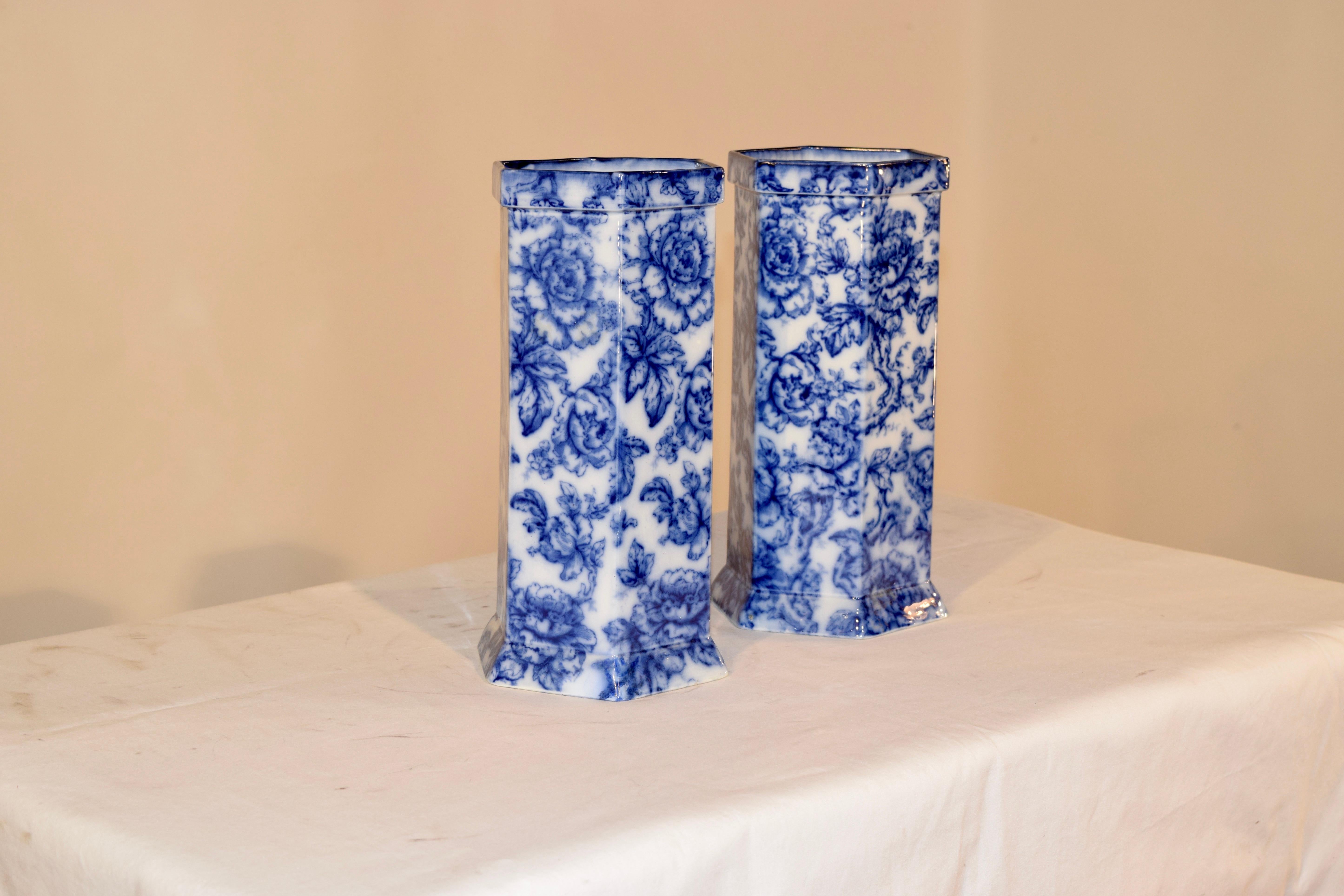 English Late 19th Century Pair of Flow Blue Vases