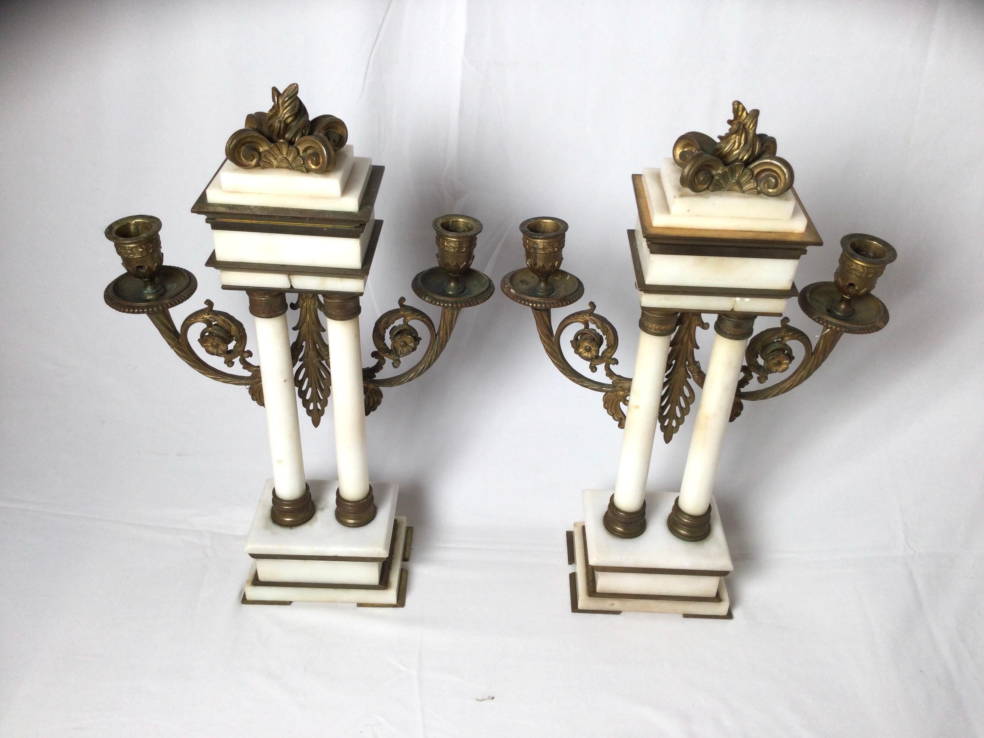 Coppia di sedie della fine del XIX secolo  Candelabri francesi in bronzo e marmo in vendita 2
