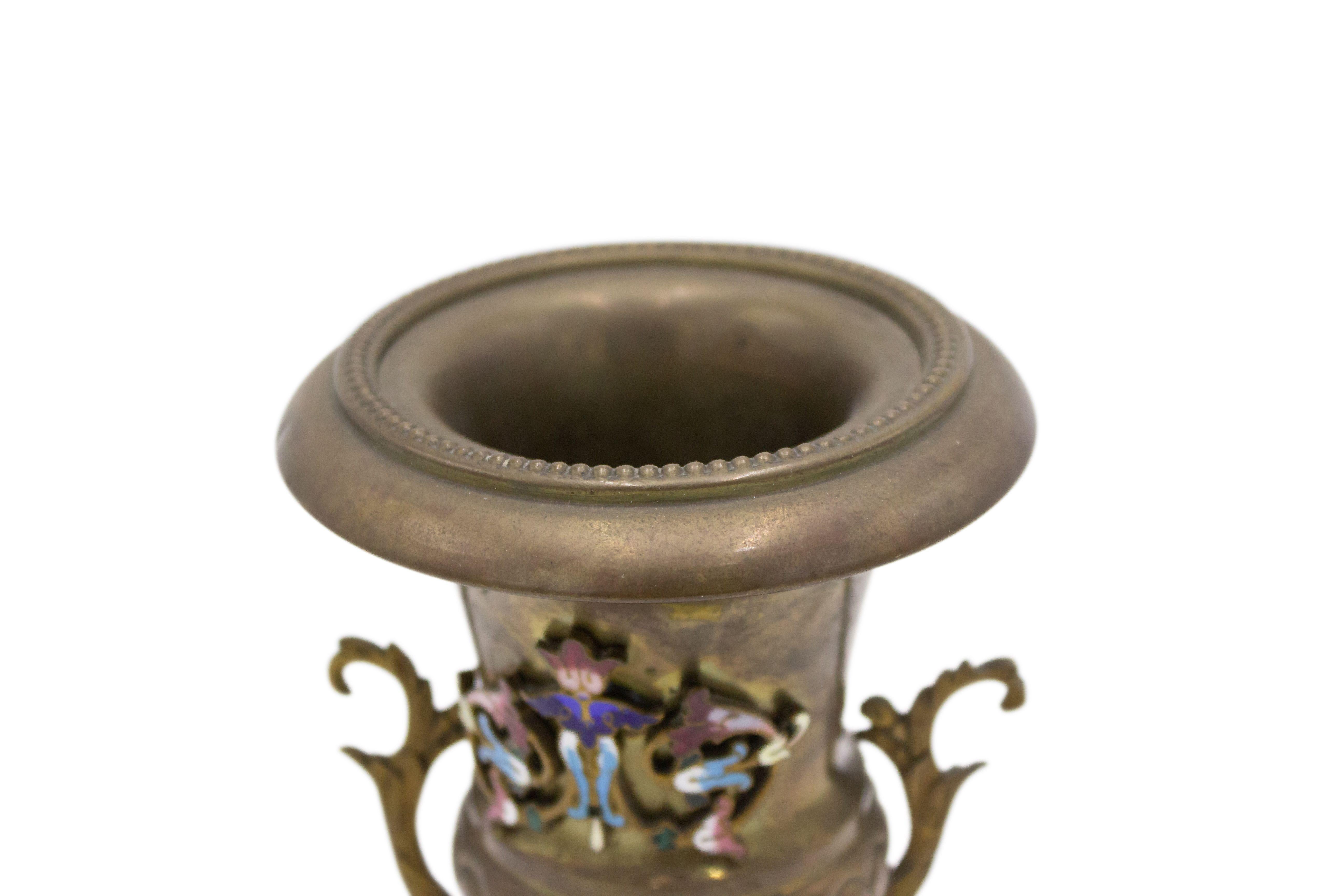 Pärchen französischer viktorianischer Bronze-Urnen mit Griffen und Emaille-Wappen. (PREISANGABE ALS PAAR).