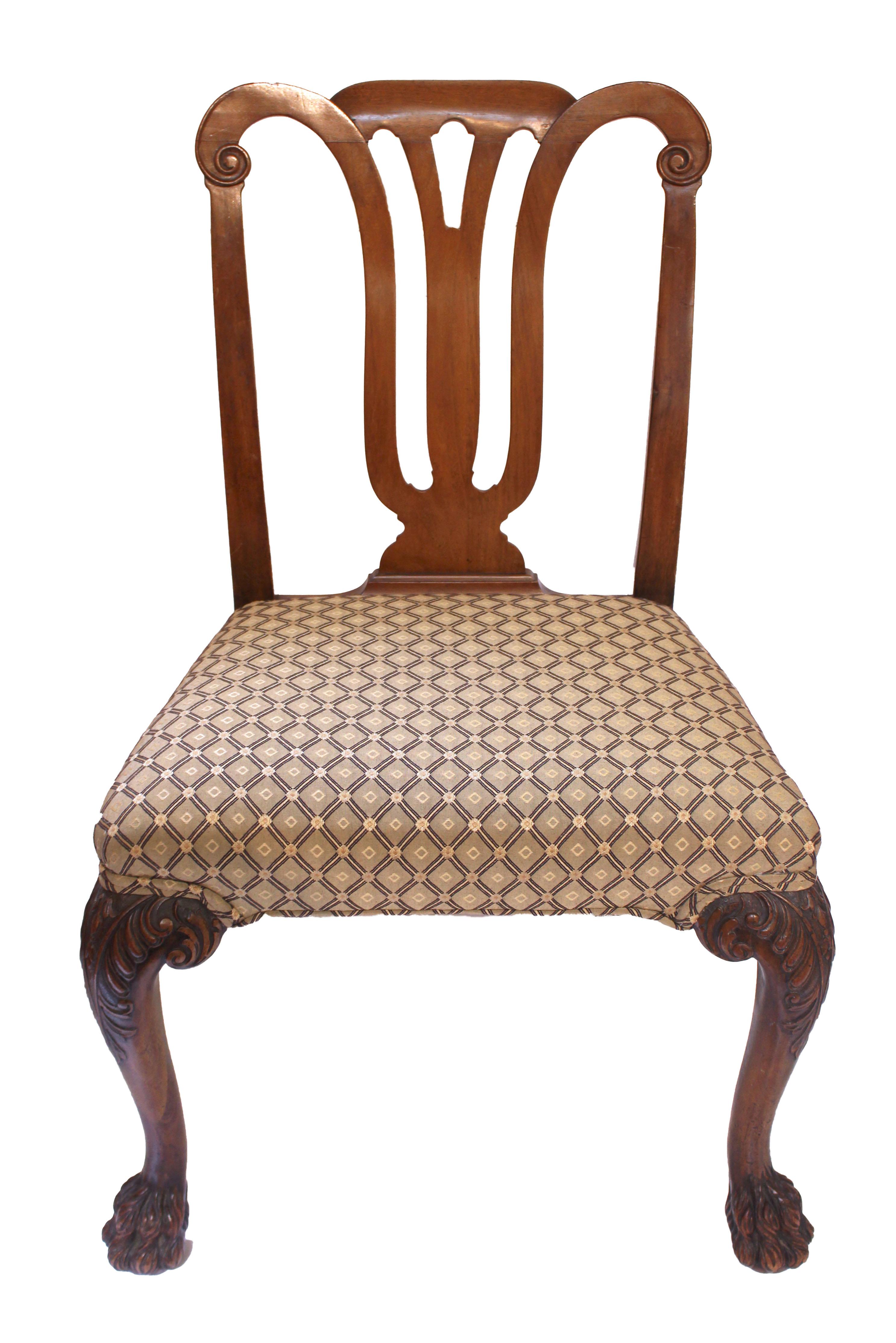 Paire de chaises d'appoint en acajou irlandais de style George II de la fin du XIXe siècle. Noyer. Les genoux sont audacieusement sculptés d'un enroulement de feuilles d'acanthe qui descendent jusqu'à la jambe cabriole et aux pieds en patte de lion