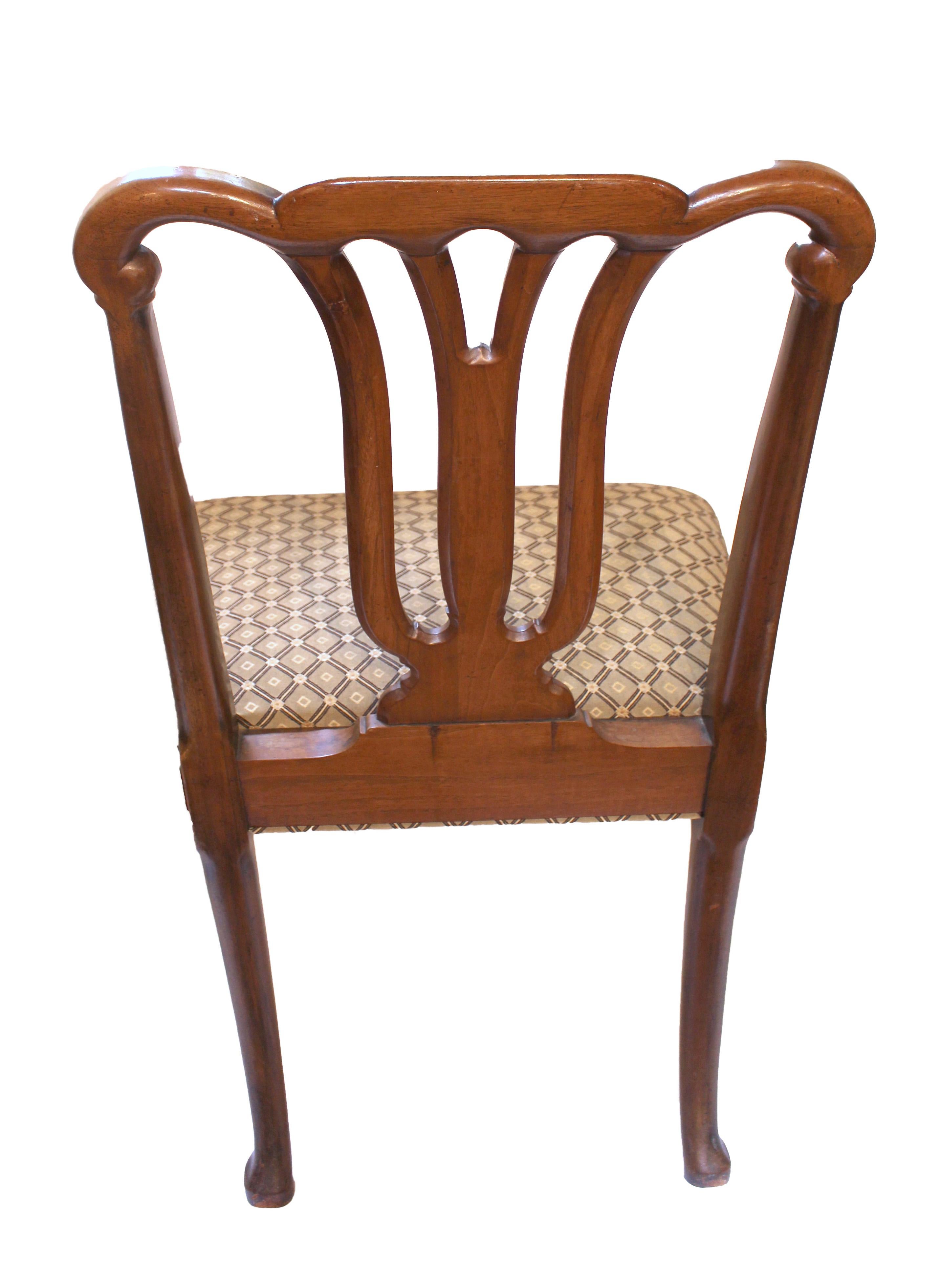Bois Paire de chaises d'appoint irlandaises de style George II de la fin du XIXe siècle en vente