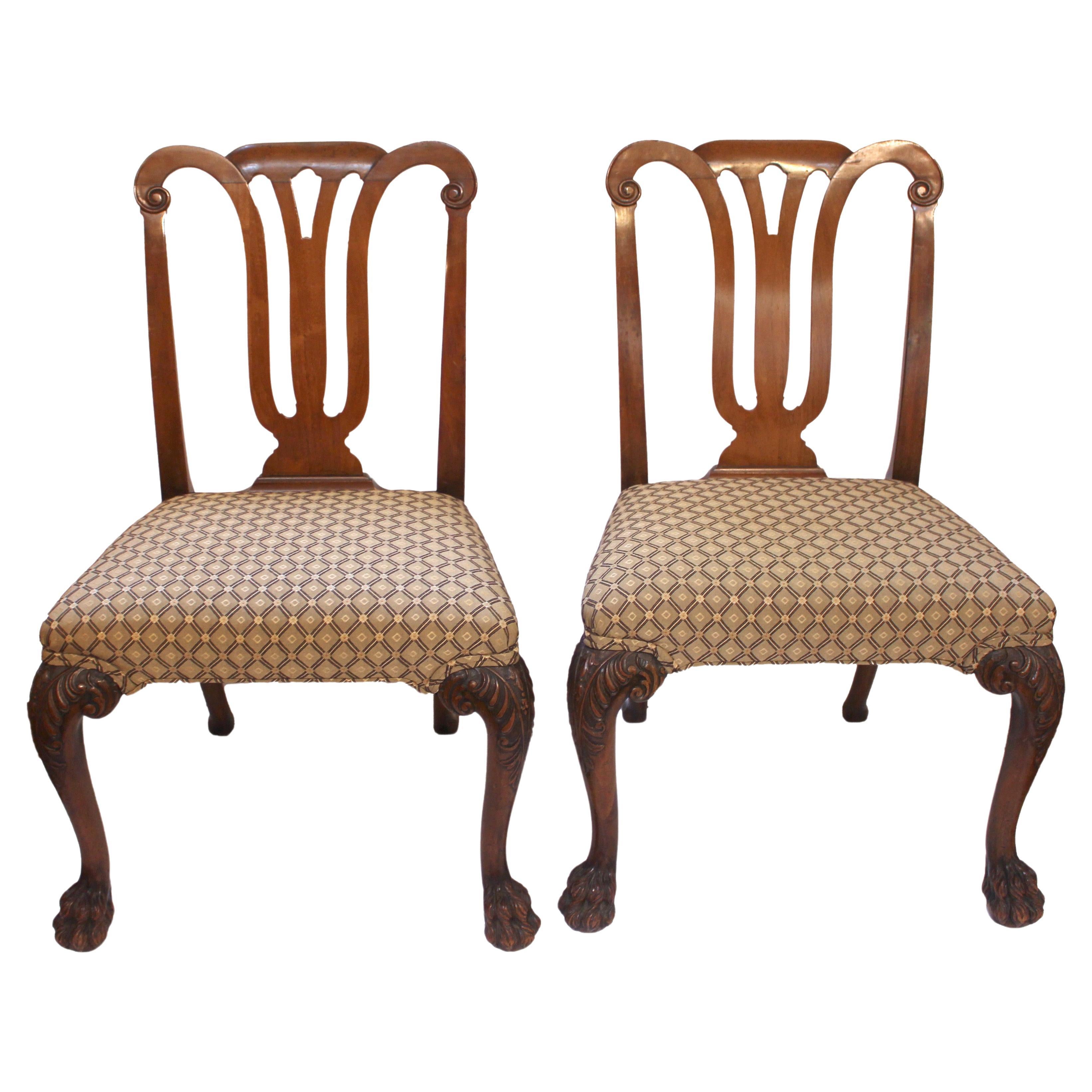 Paar irische Beistellstühle im George-II-Stil des späten 19. Jahrhunderts