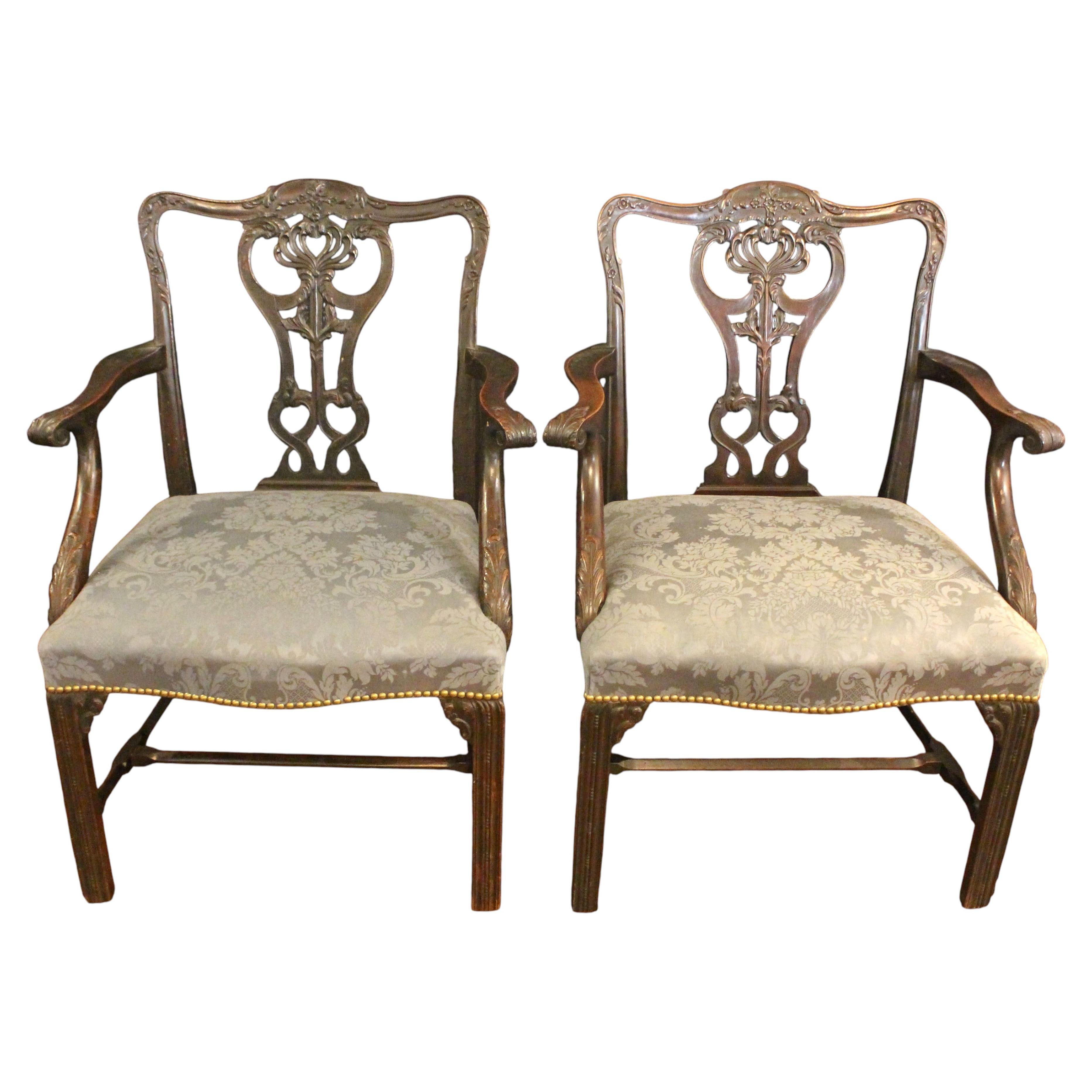 Paire de chaises à accoudoirs en acajou de style George III de la fin du 19e siècle