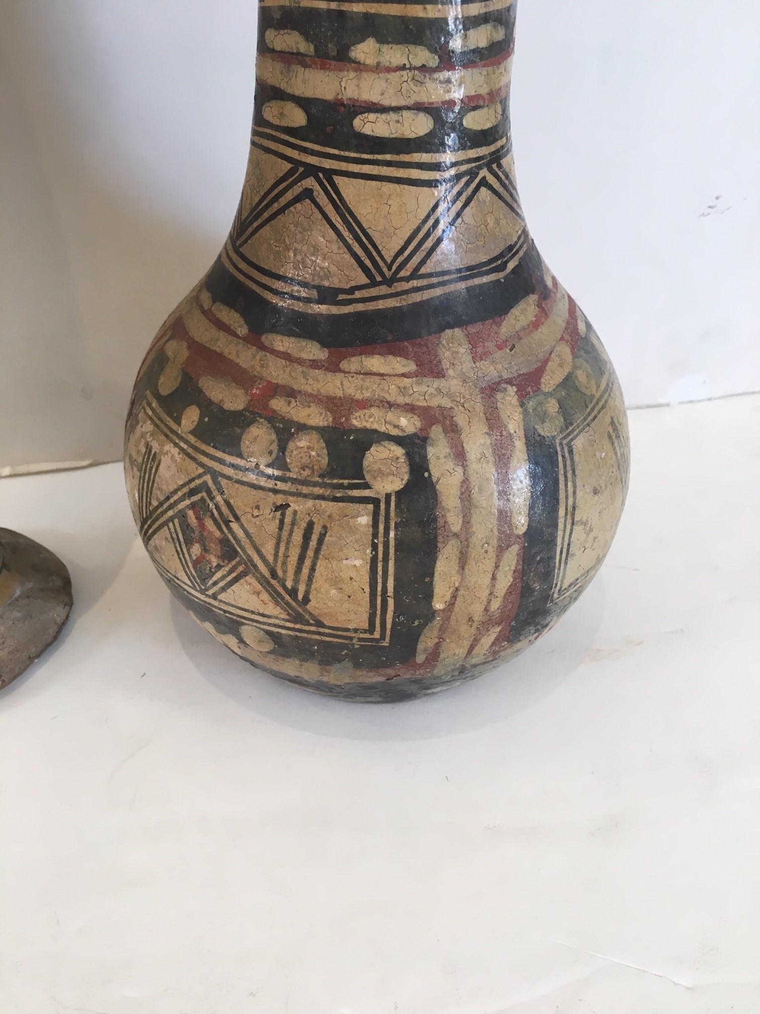 Paire de jarres kabyles peintes à la main et fabriquées à la fin du XIXe siècle Bon état - En vente à Los Angeles, CA