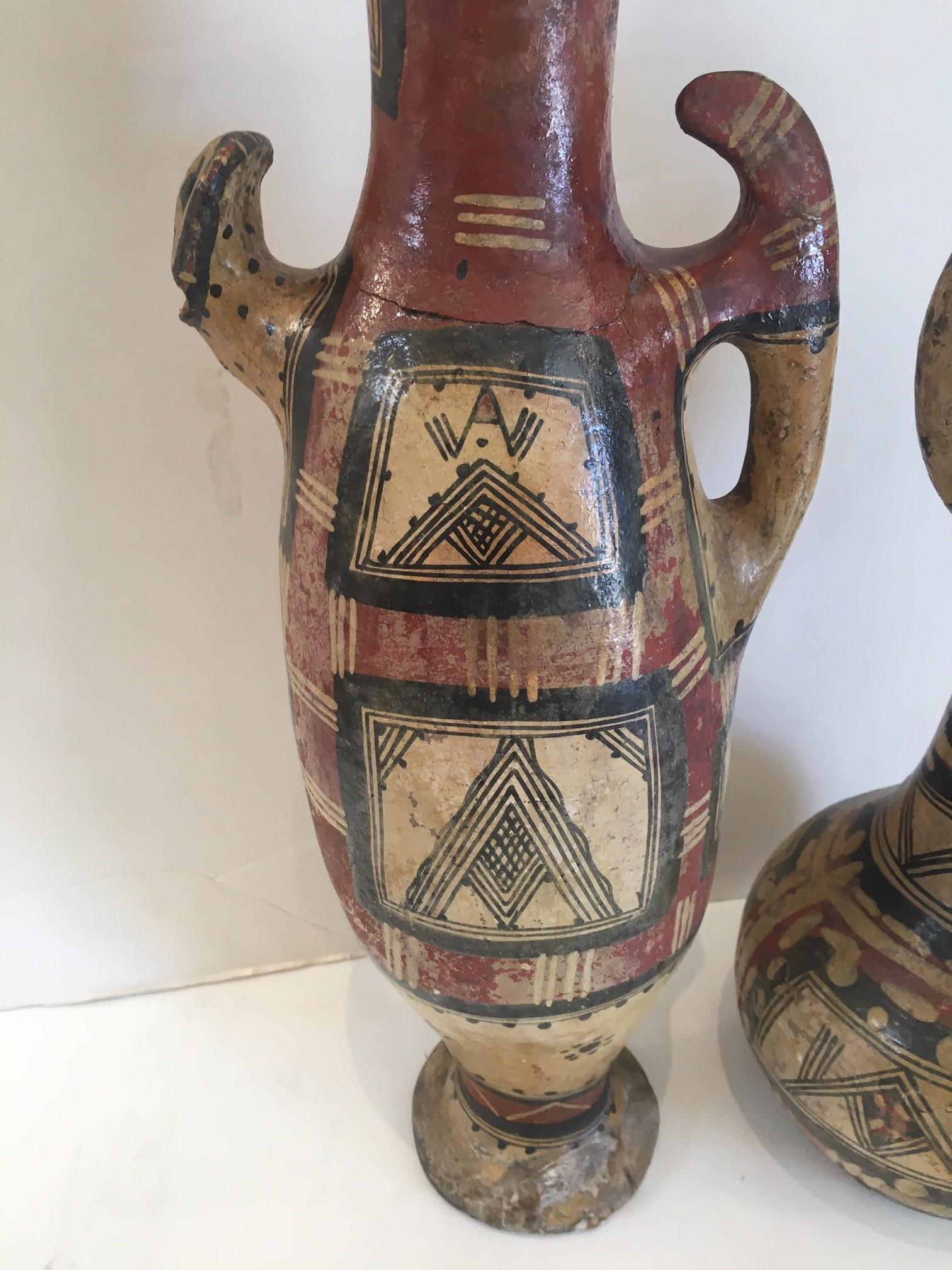 Argile Paire de jarres kabyles peintes à la main et fabriquées à la fin du XIXe siècle en vente