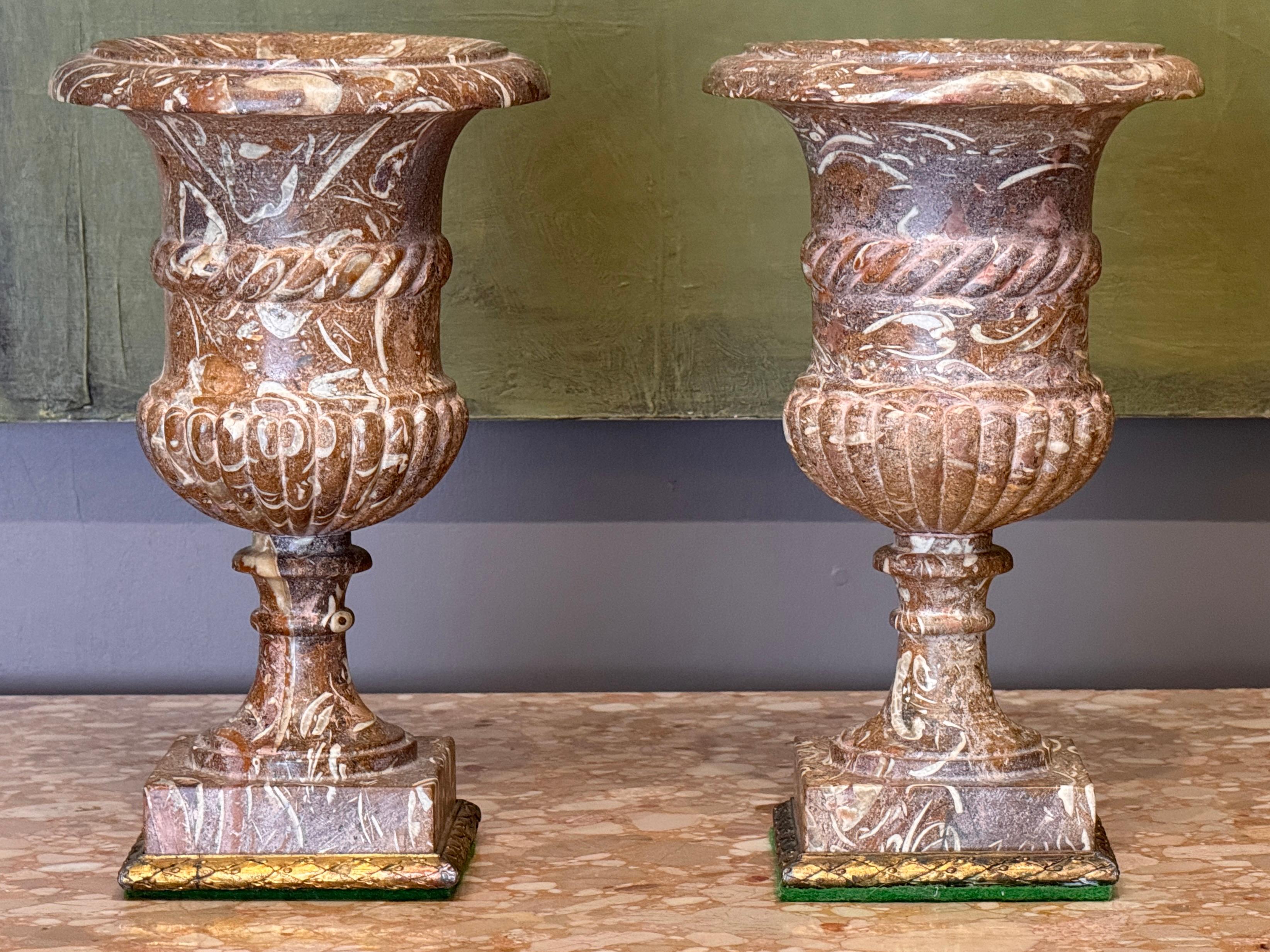 Pareja de Urnas de Mármol Montadas en Ormolu de Estilo Clásico Italiano de Finales del Siglo XIX en Bueno estado para la venta en Charlottesville, VA