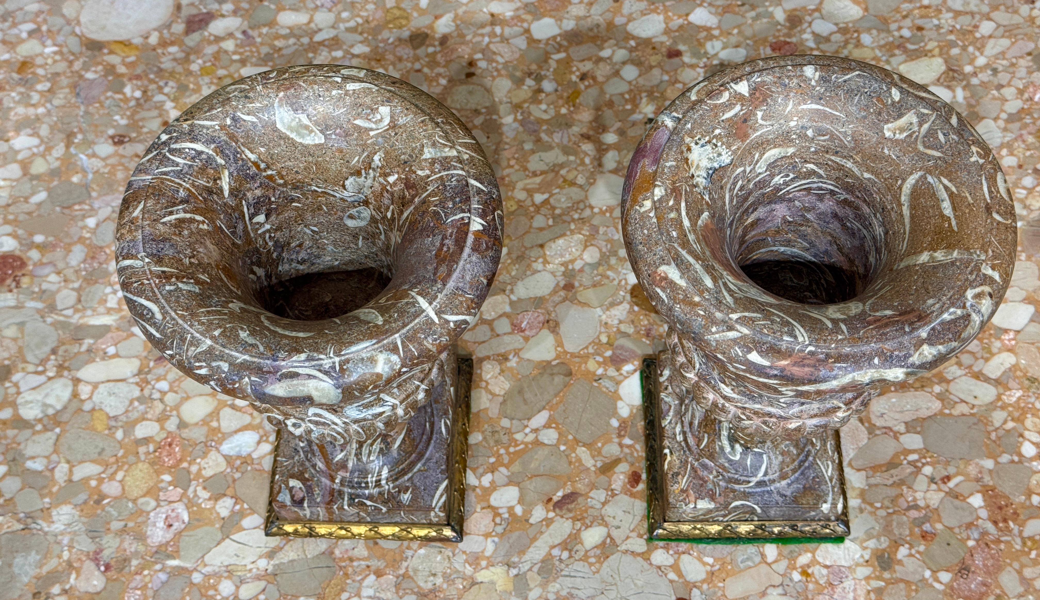 Pareja de Urnas de Mármol Montadas en Ormolu de Estilo Clásico Italiano de Finales del Siglo XIX en venta 5