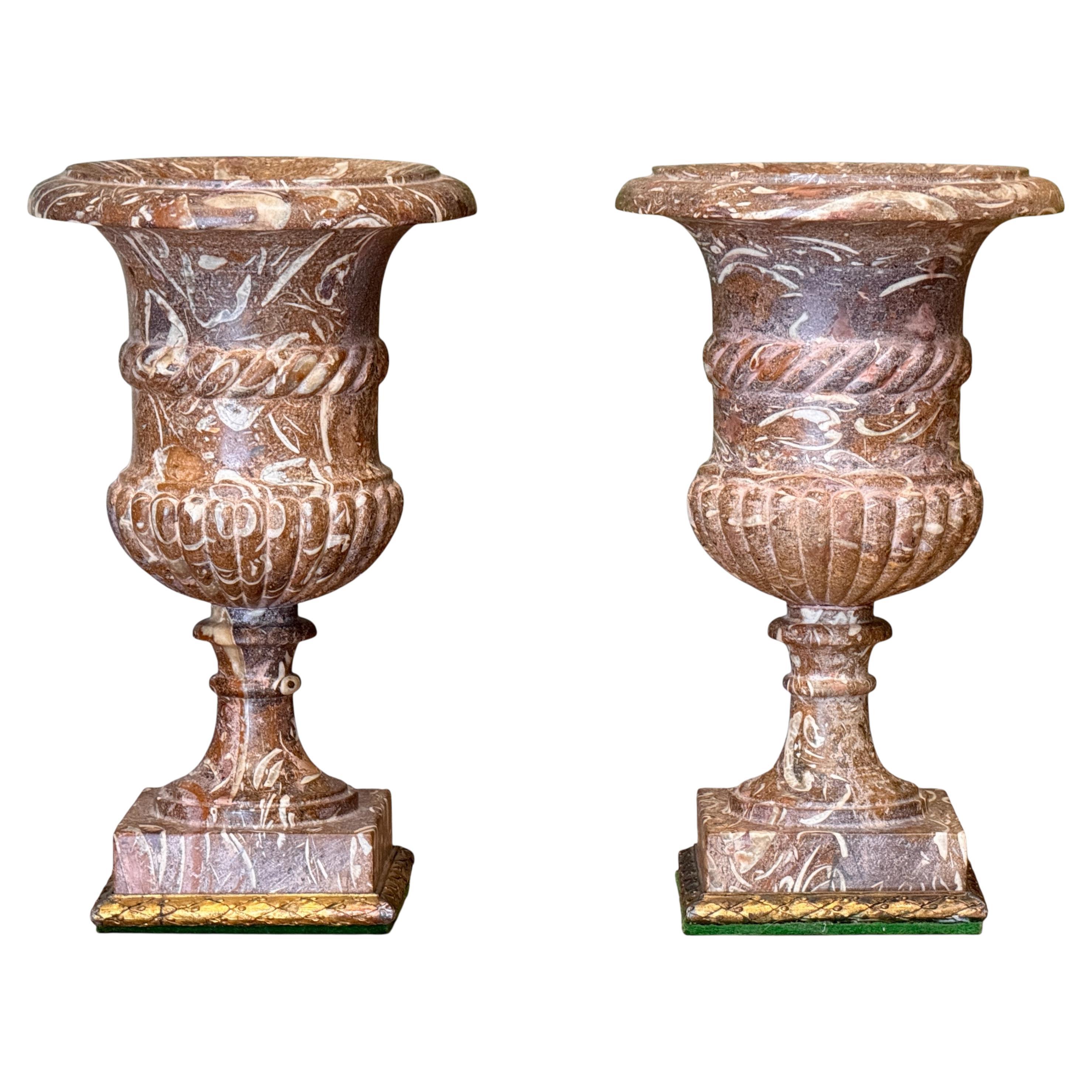 Paire d'urnes en marbre montées en bronze doré de style classique italien de la fin du 19e siècle