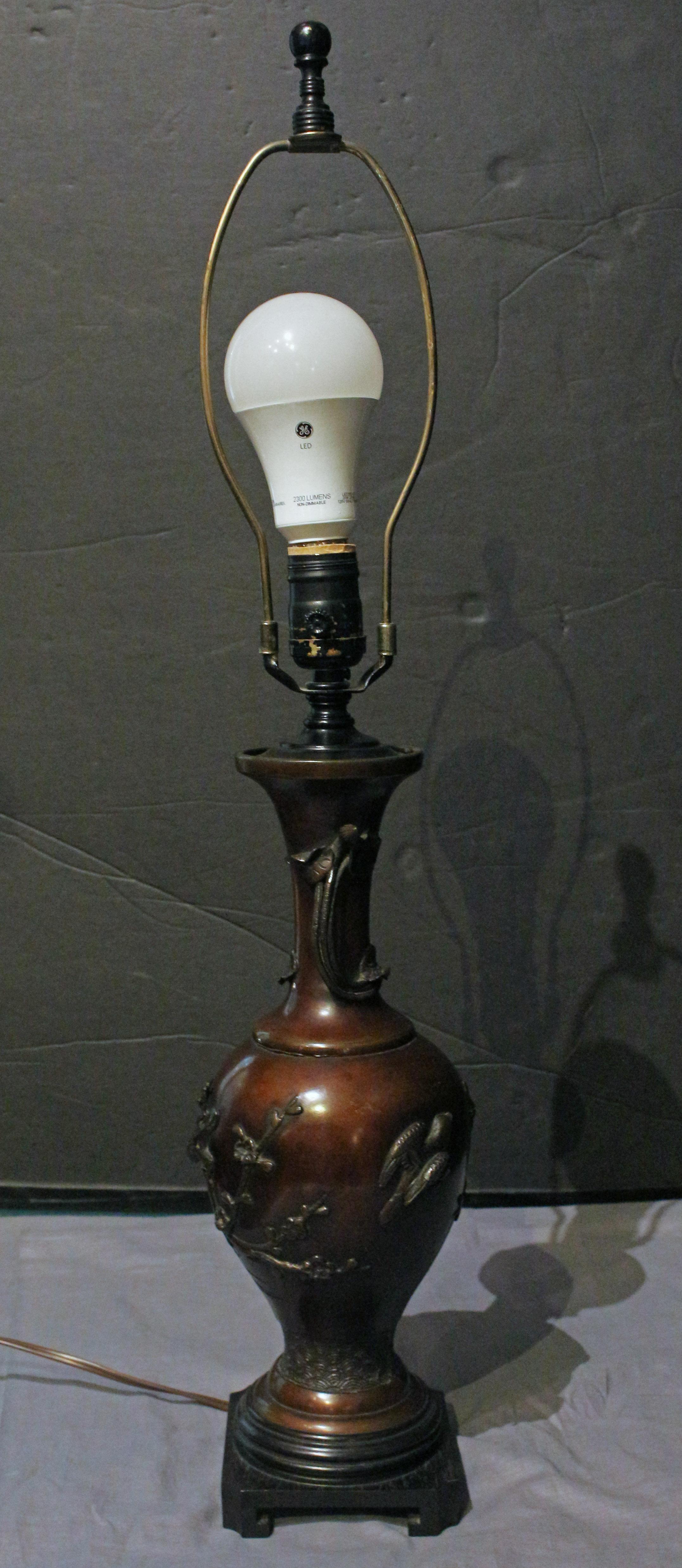 Late 19th Century Pair of Japanese Bronze Vases Mounted as Lamps Meiji en venta