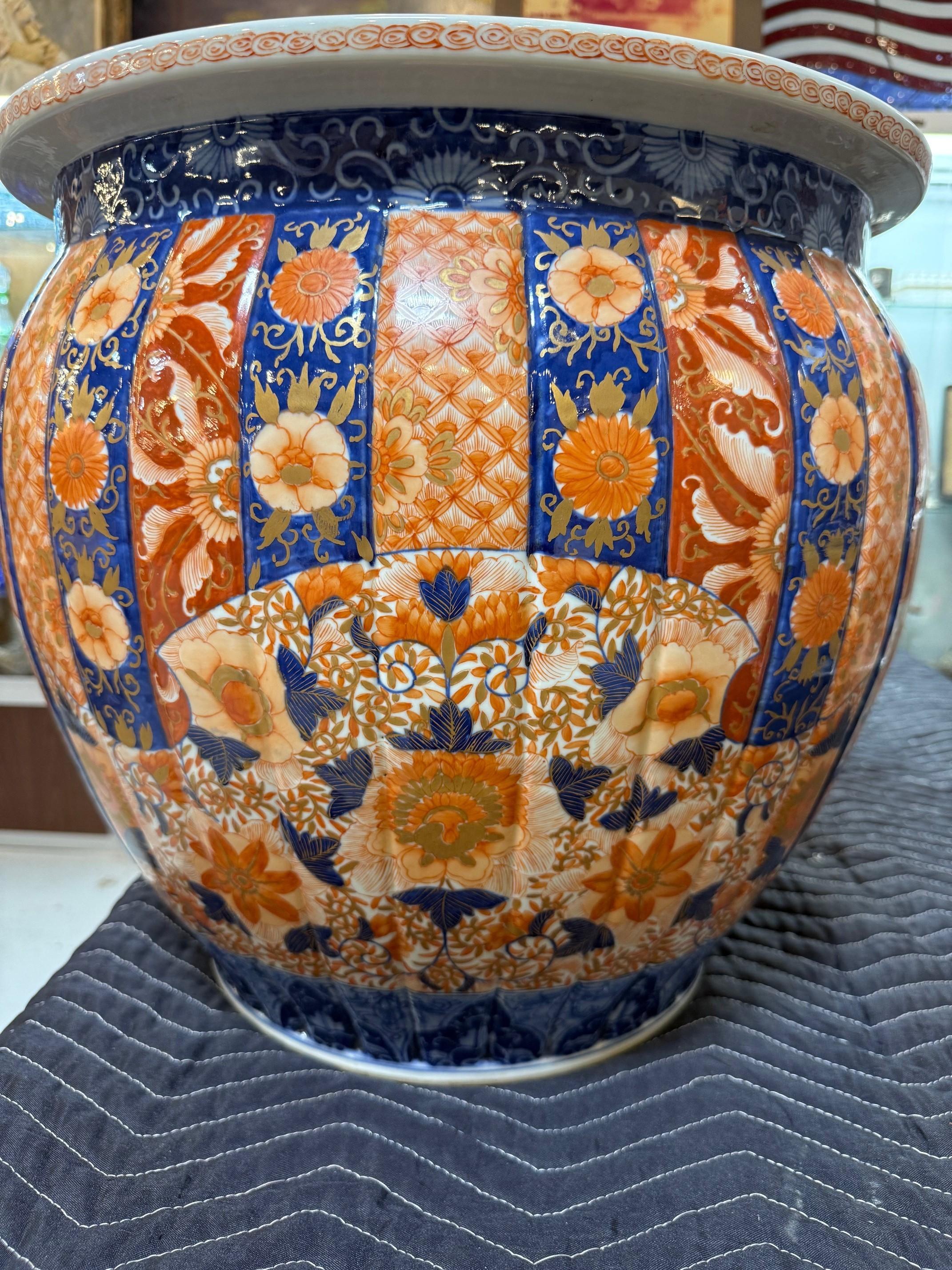 Peint à la main Late 19th Century Pair of Japanese Imari Porcelain Jardinières or Planters en vente