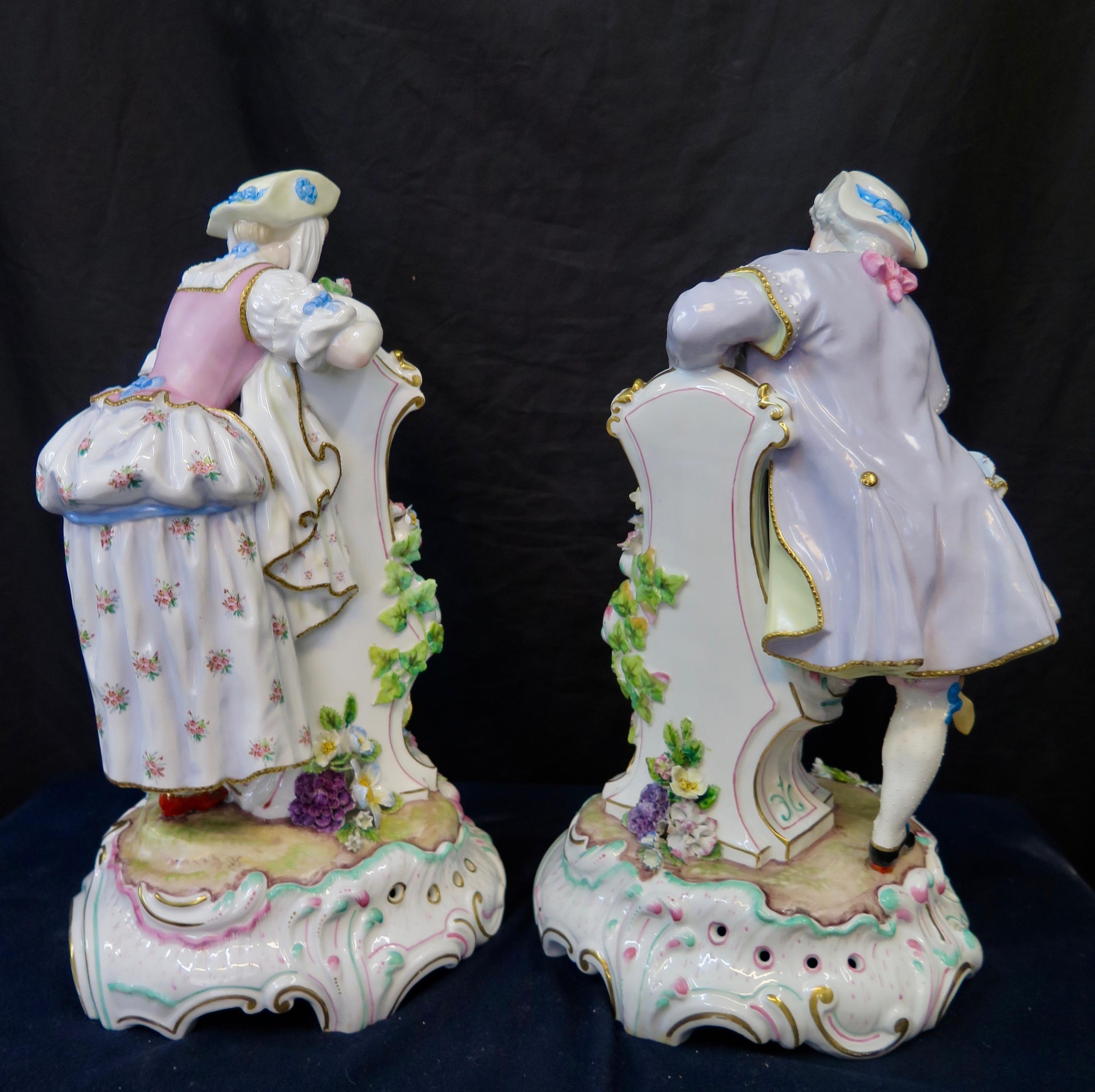 Paire de grandes statues en porcelaine de Paris de la fin du XIXe siècle en vente 8