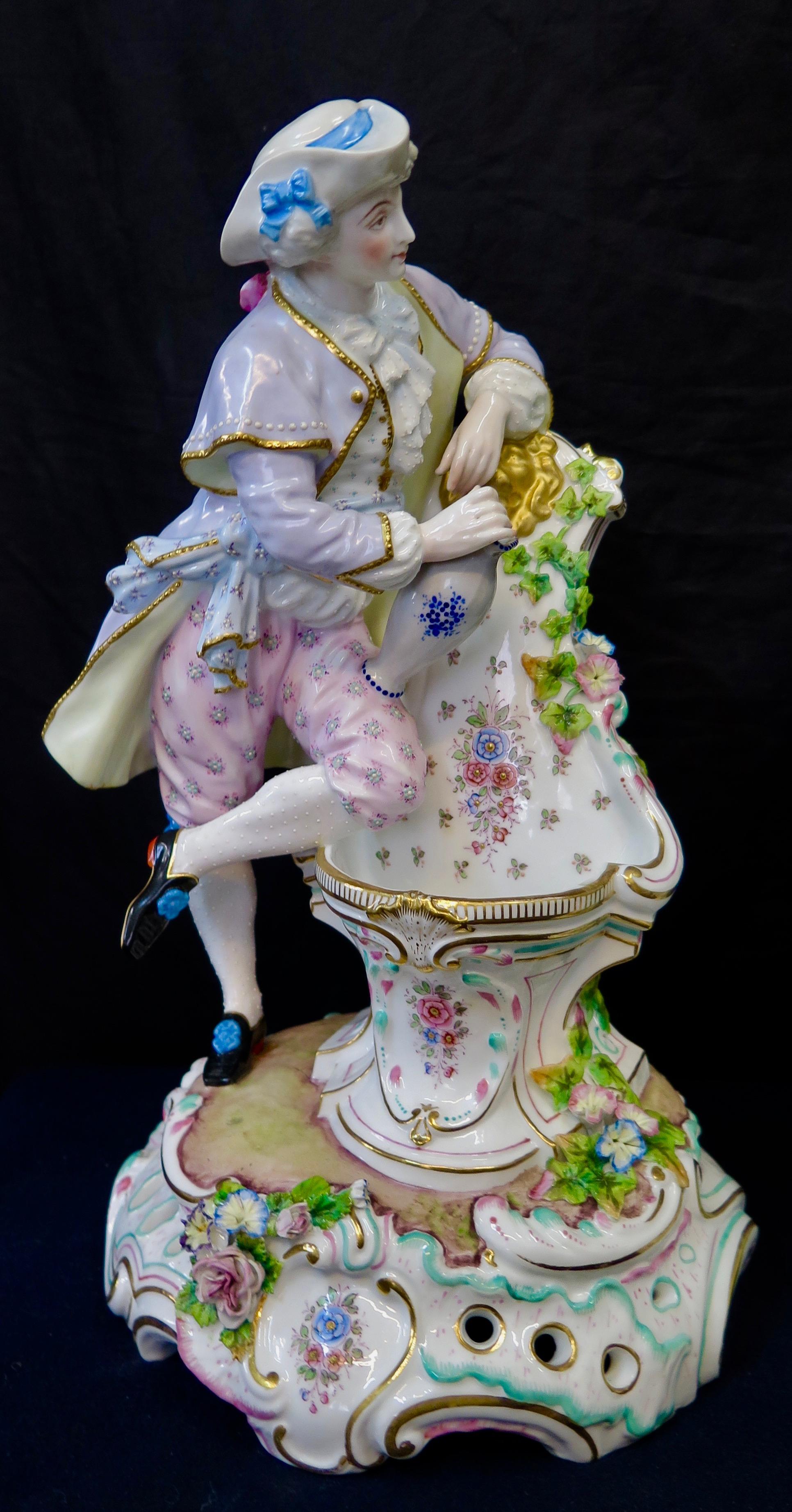 Cette paire vintage de statues en porcelaine française de la fin du 19ème siècle est signée 