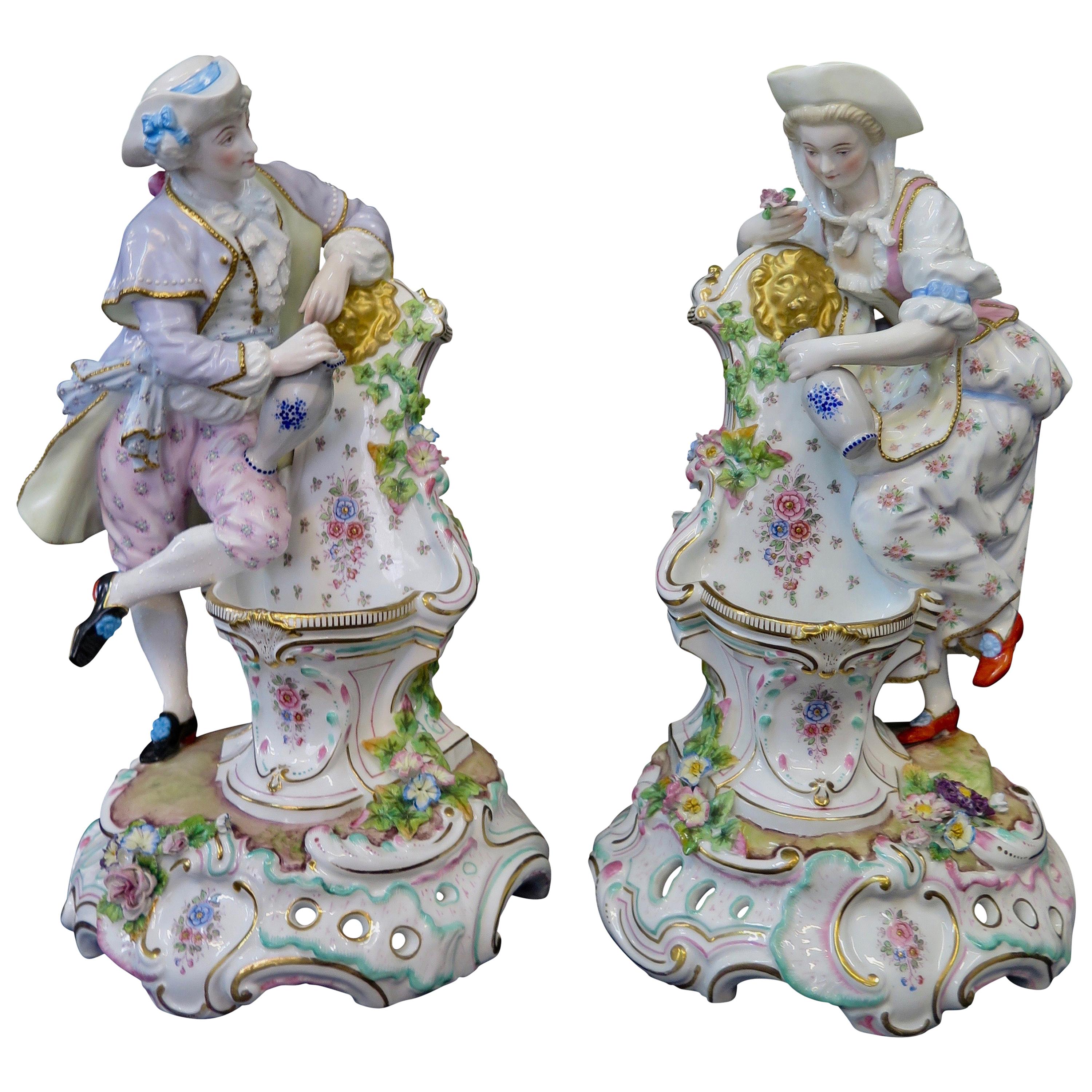 Paire de grandes statues en porcelaine de Paris de la fin du XIXe siècle en vente