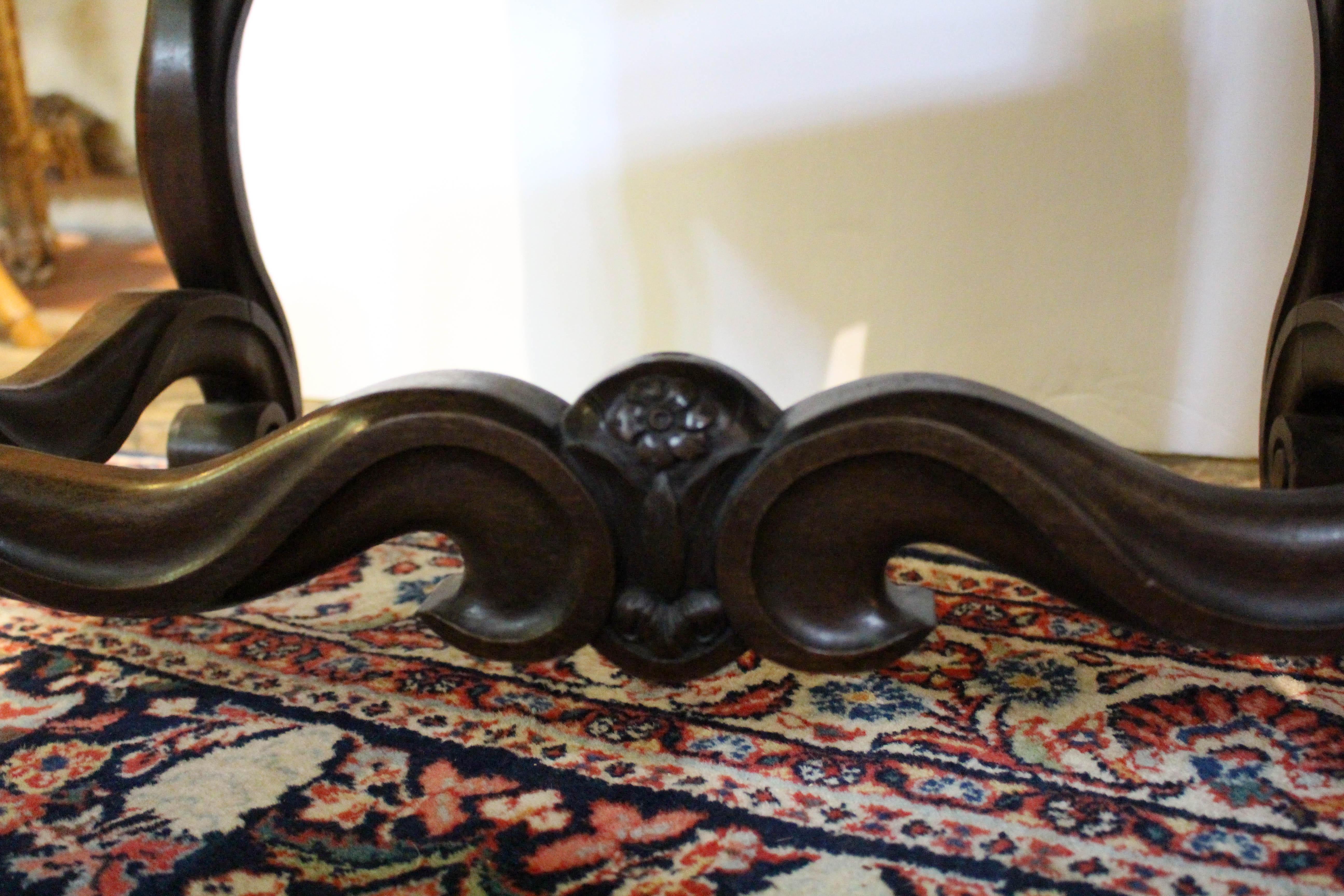 Coppia di fauteuils (sedie con braccioli aperti) in stile Luigi XIV della fine del XIX secolo, francese. Noce superbamente figurato. Braccia, gambe e barelle intagliate ad acanto. Proporzioni audaci e raffinate. In buone condizioni, come trovato,