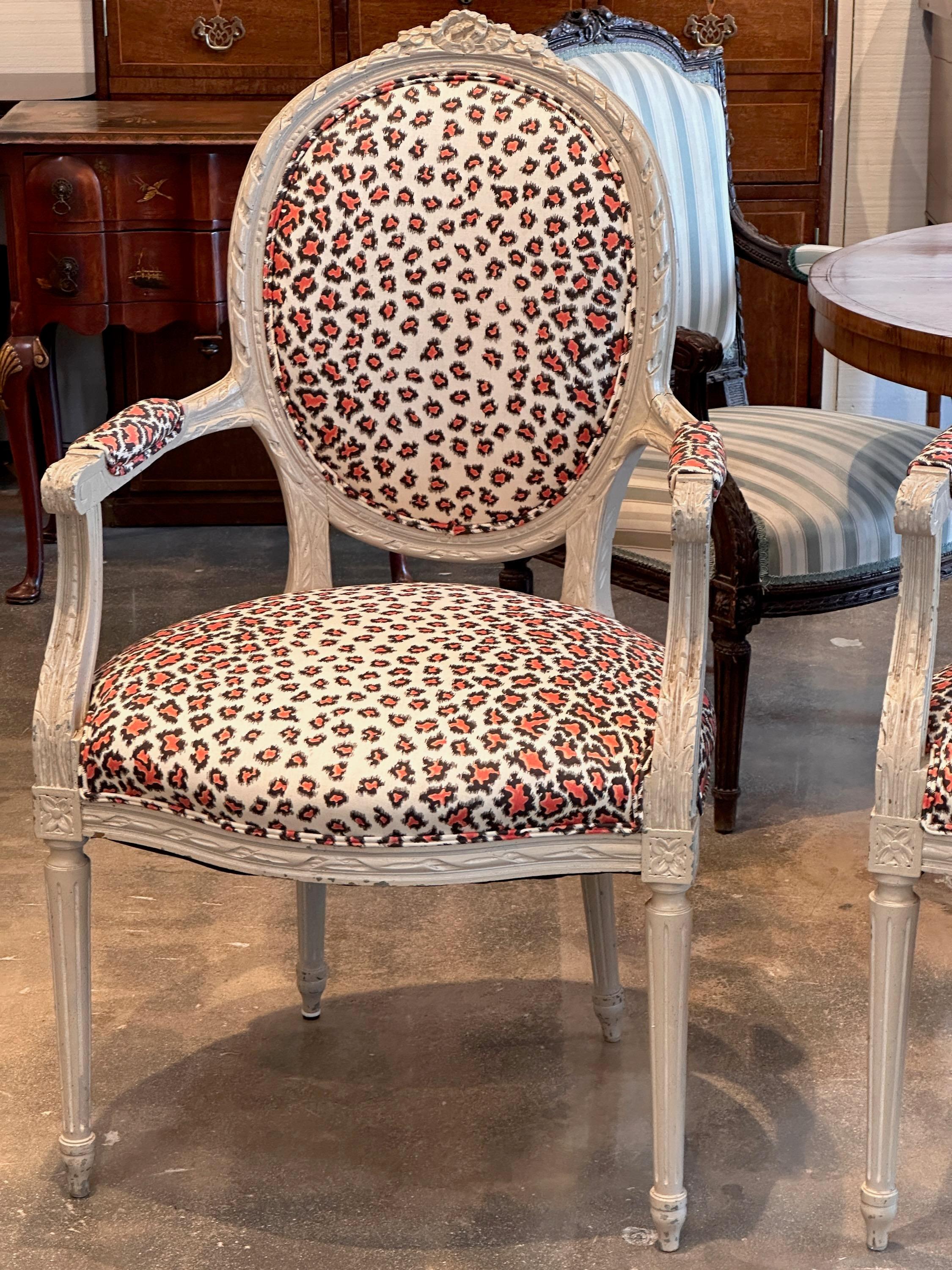 Français Paire de chaises à accoudoirs peintes de style Louis XVI de la fin du 19e siècle en vente