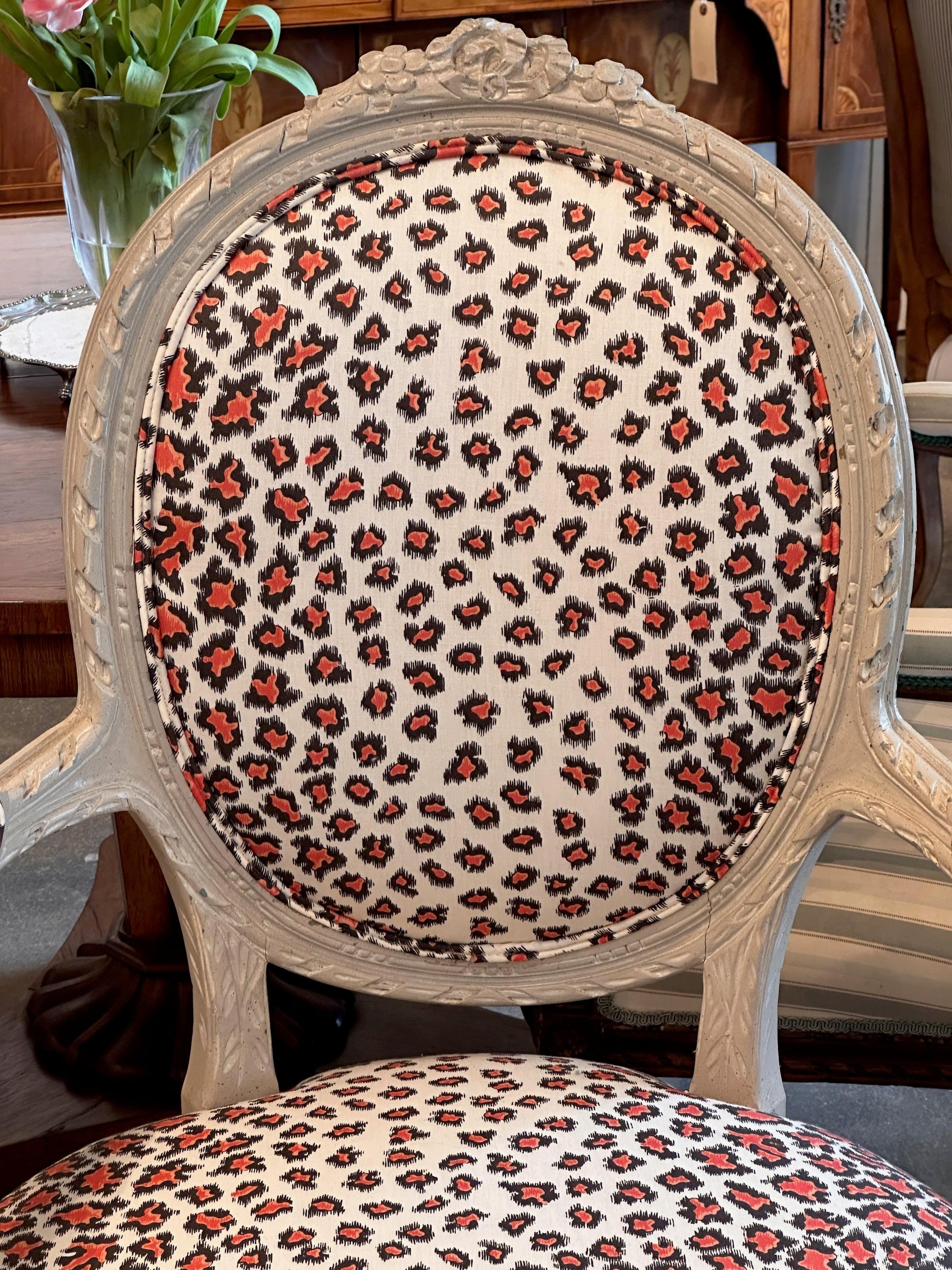 XIXe siècle Paire de chaises à accoudoirs peintes de style Louis XVI de la fin du 19e siècle en vente