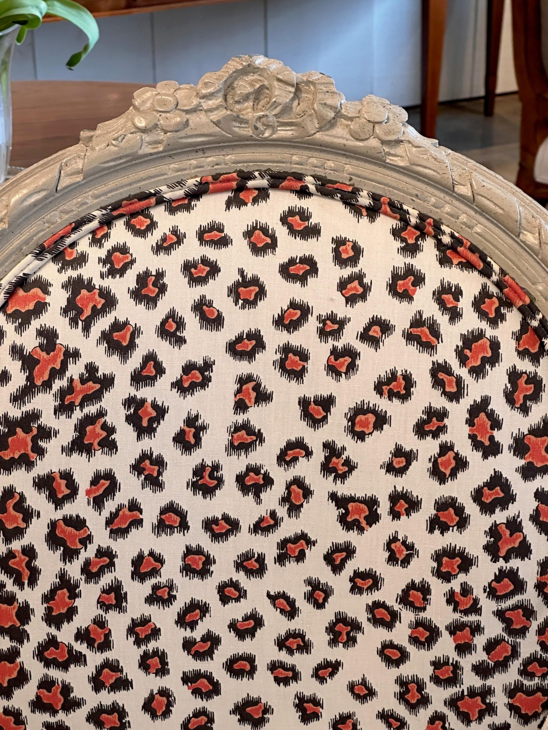 Tissu d'ameublement Paire de chaises à accoudoirs peintes de style Louis XVI de la fin du 19e siècle en vente