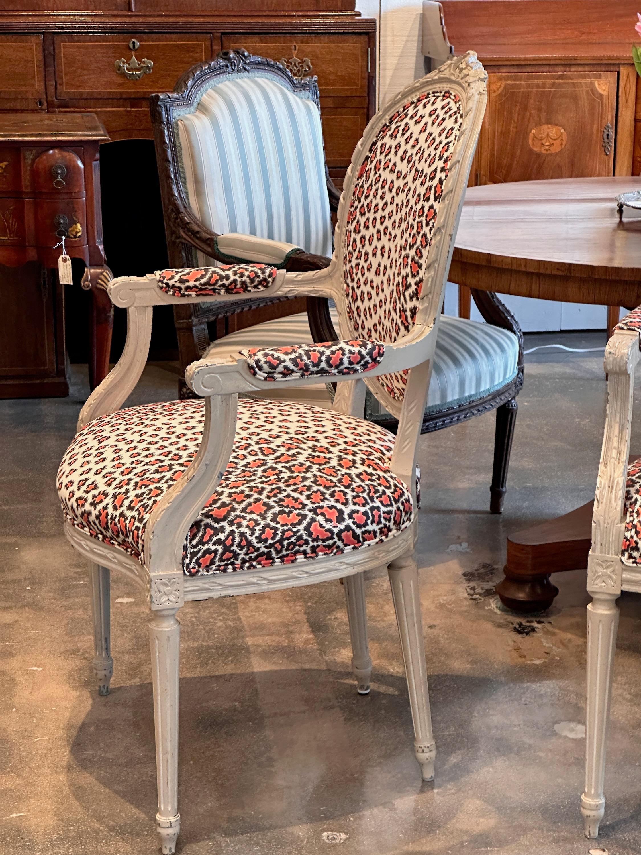 Paire de chaises à accoudoirs peintes de style Louis XVI de la fin du 19e siècle en vente 1