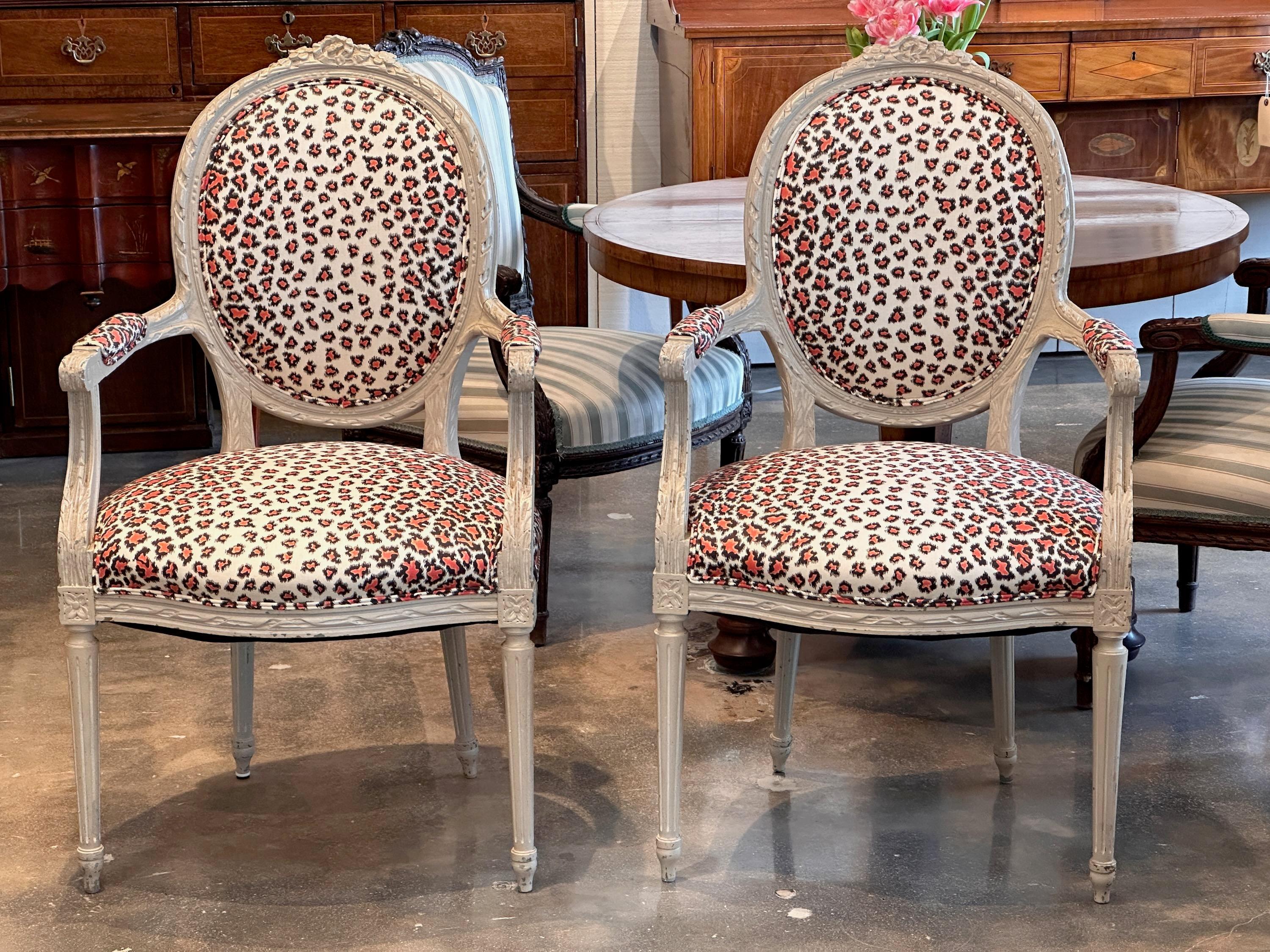 Paire de chaises à accoudoirs peintes de style Louis XVI de la fin du 19e siècle en vente 2