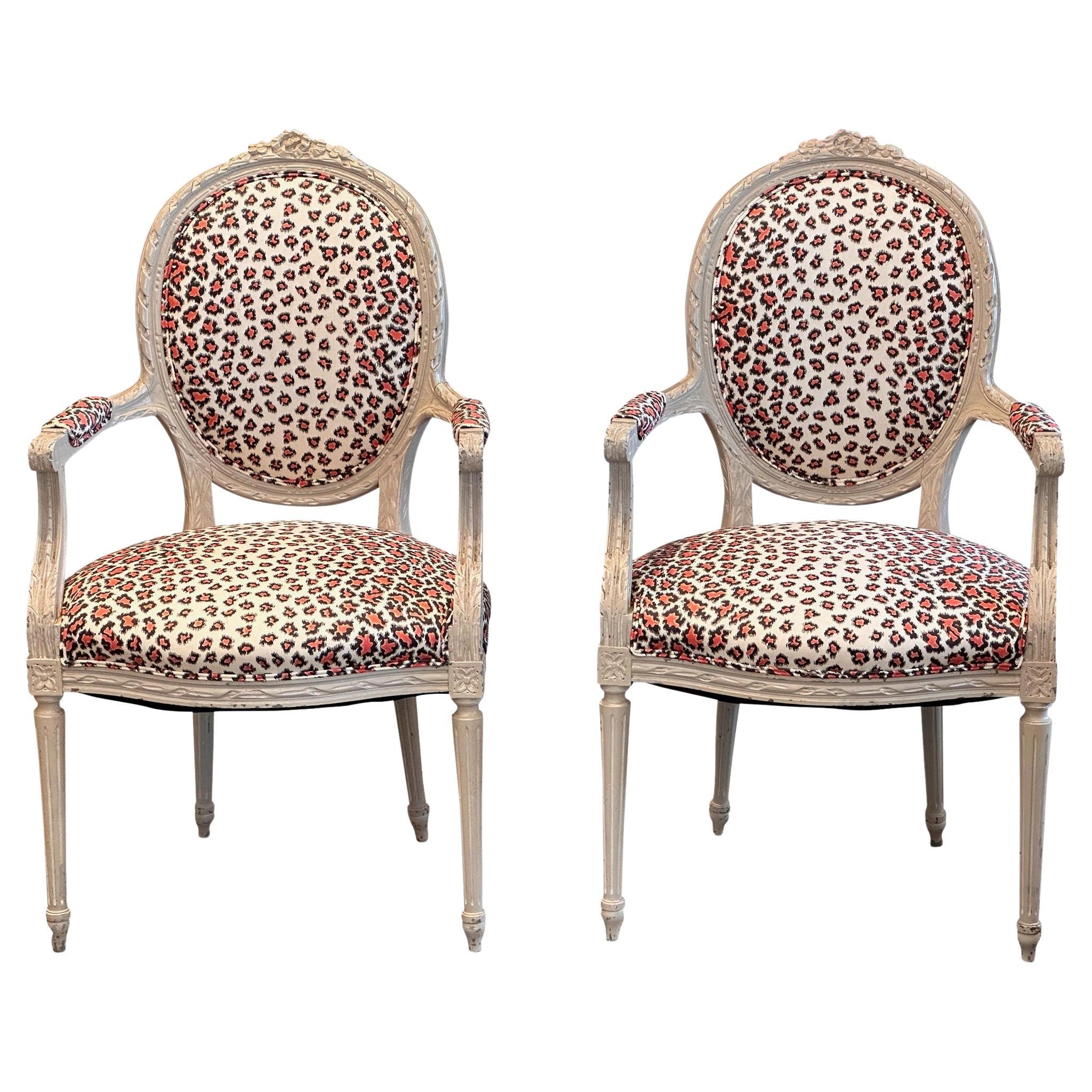 Paire de chaises à accoudoirs peintes de style Louis XVI de la fin du 19e siècle en vente