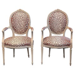 Paire de chaises à accoudoirs peintes de style Louis XVI de la fin du 19e siècle