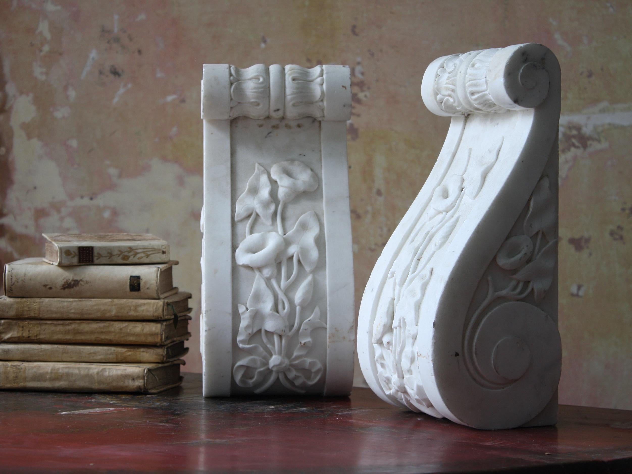 A good size pair of marble corbels decorated with foliage, previously part of a large fire surround from the turn of the century. The well executed carving is crisp and highly detailed, would make for a great door stop.

33cm in height 
13cm in