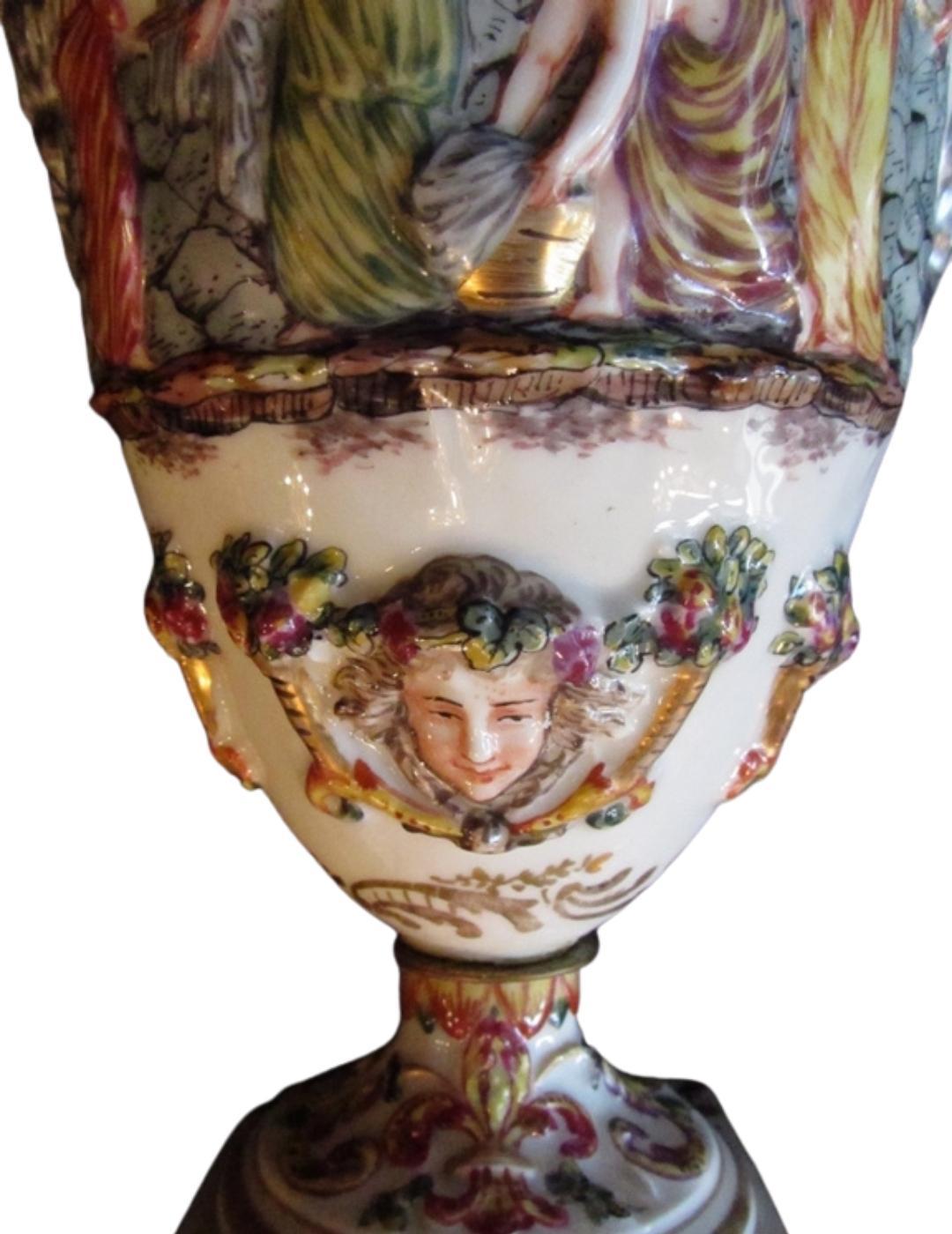 Late 19th Century, Pair of Porcelain Capodimonte Urns with Covers In Good Condition For Sale In Westmount, Quebec