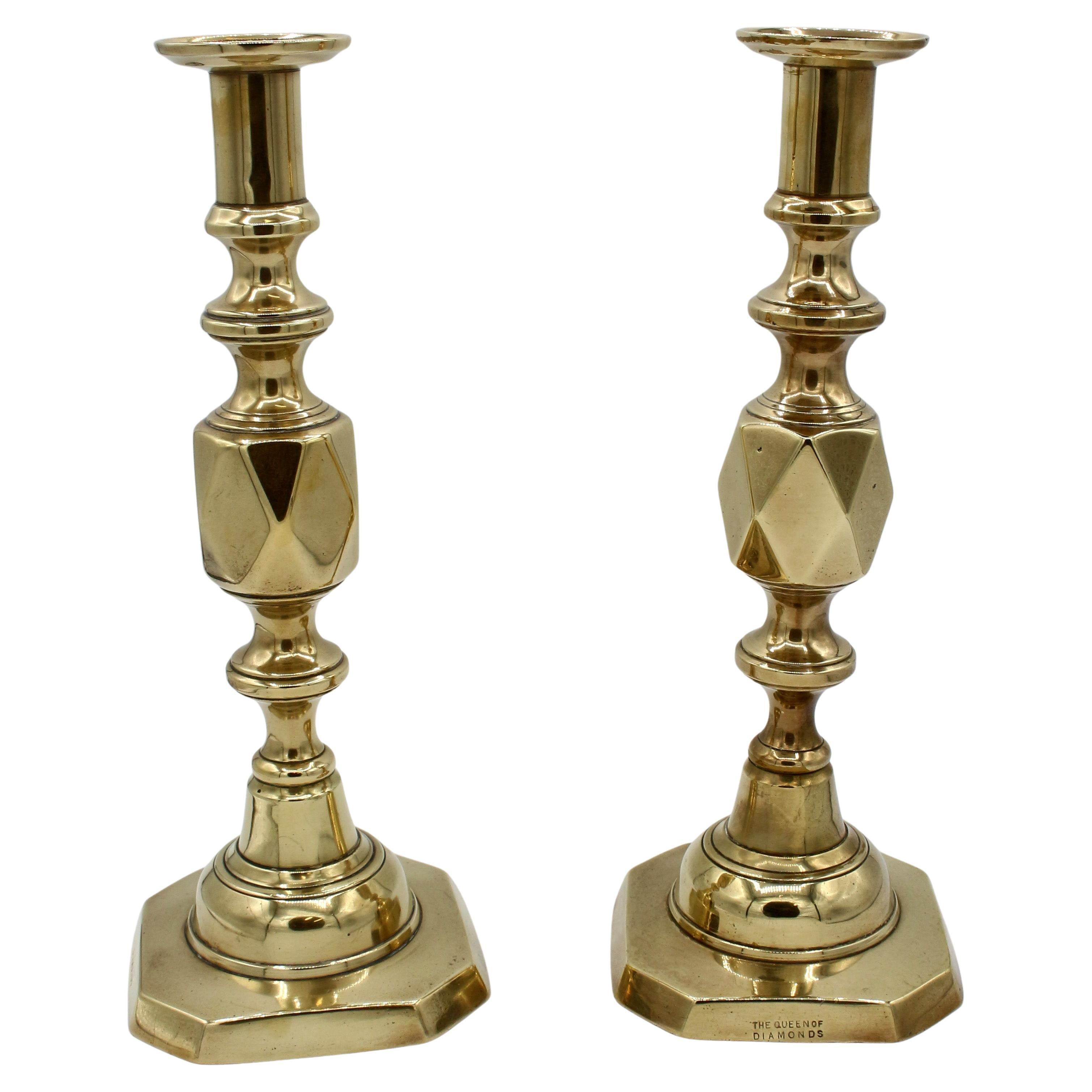Coppia di candelieri in ottone "Queen of Diamonds" della fine del XIX secolo