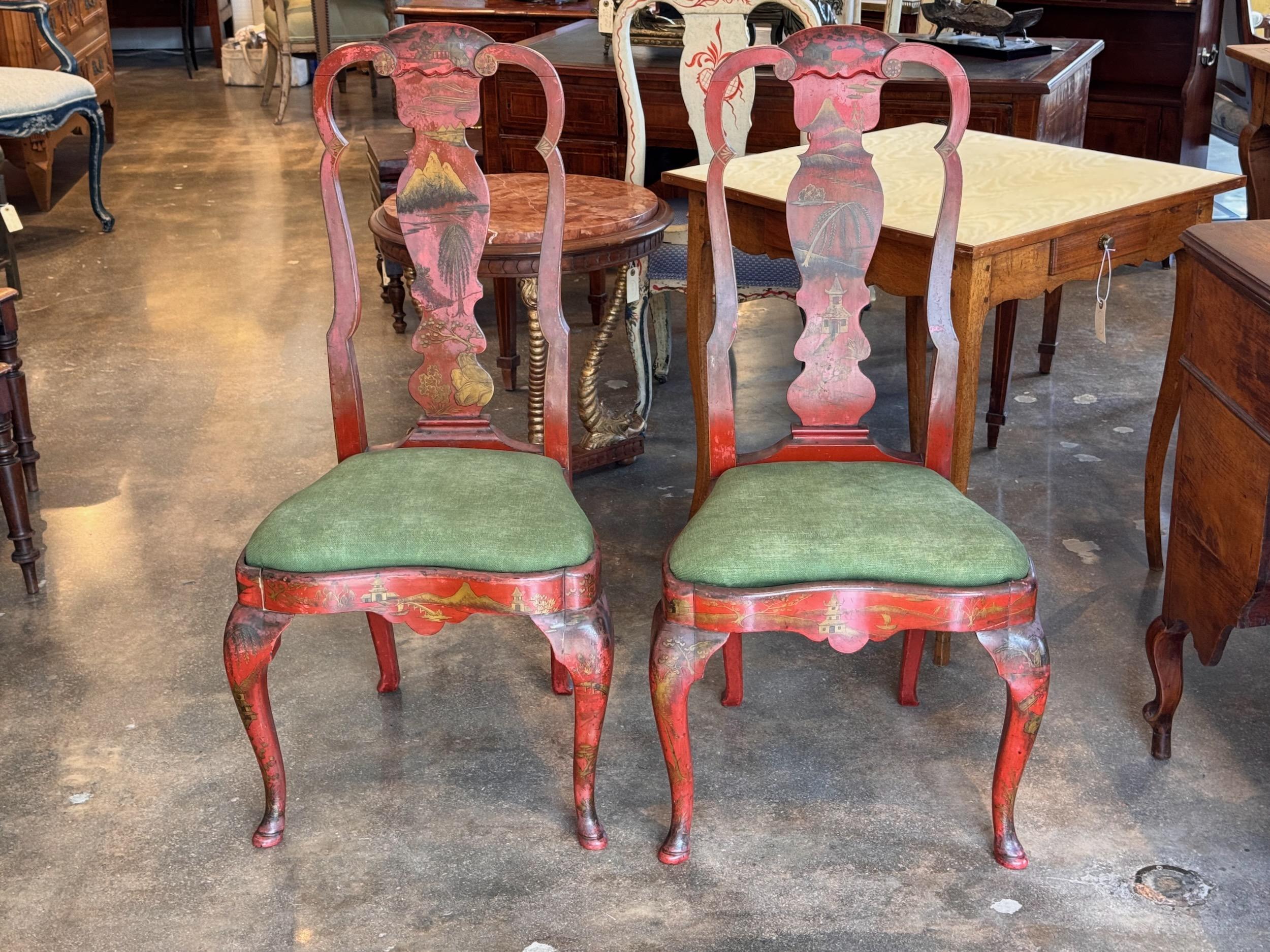 Nous aimons les chinoiseries et surtout le rouge. Une belle paire de chaises d'appoint.