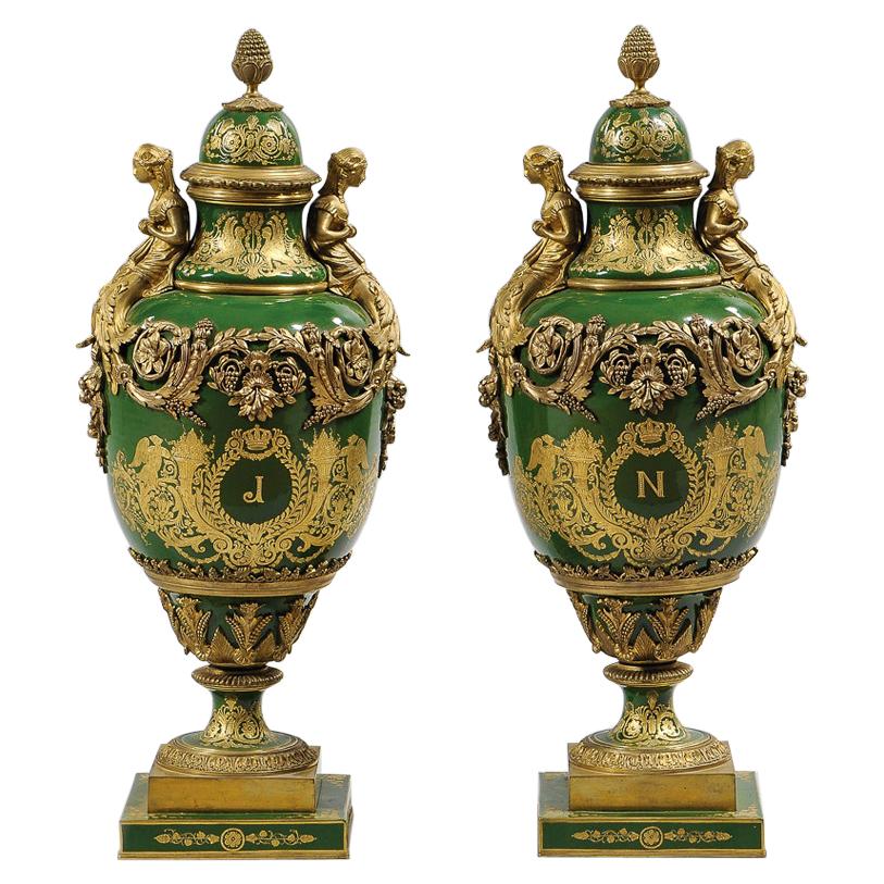 Paar Porzellanurnen im Stil von Sèvres aus dem späten 19. Jahrhundert und Deckel im Angebot