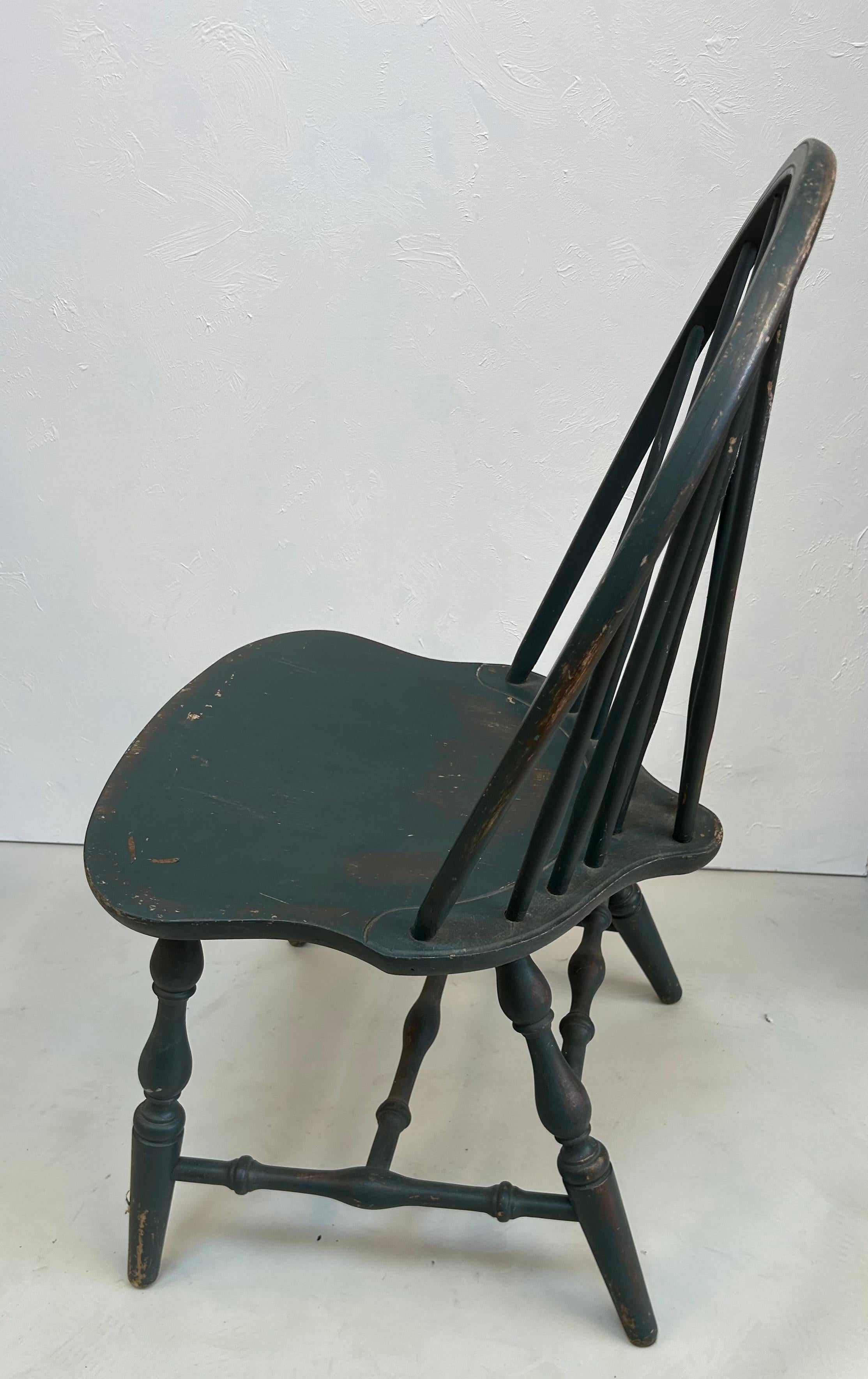 Paire de chaises Windsor de la fin du 19e siècle avec finition peinte en vieux bleu. Robuste et extrêmement confortable. Fabriqué en Angleterre en 1890.

Paire de chaises d'appoint Windsor, fabriquées en Angleterre vers 1890. Ces exemples de la fin