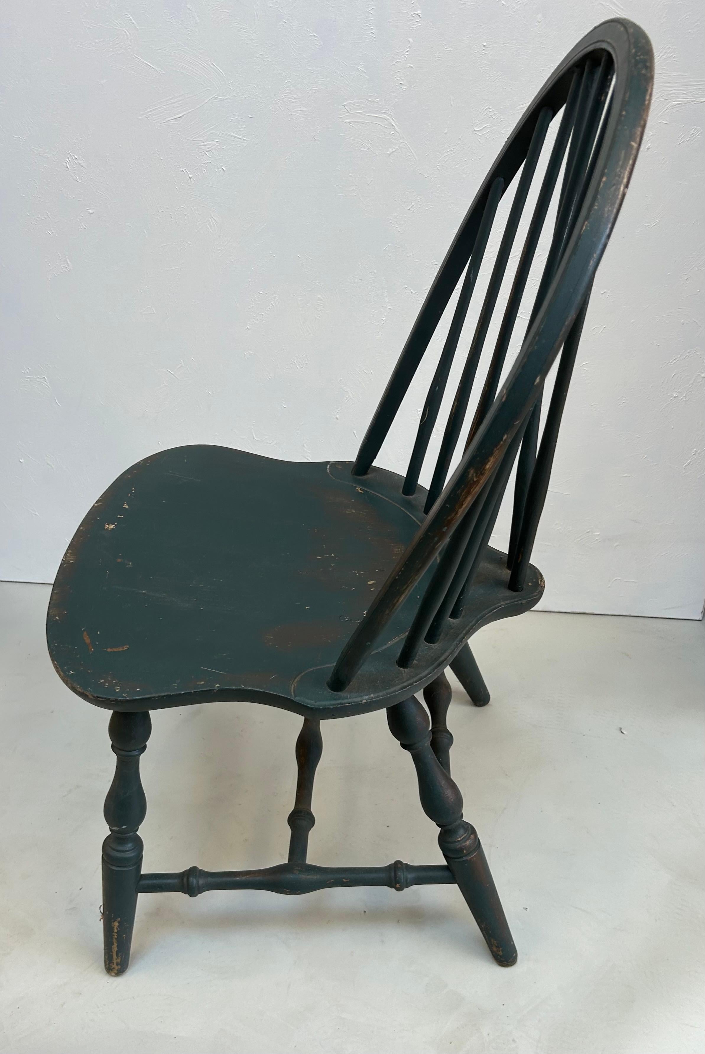 Sculpté Paire de chaises Windsor de la fin du 19e siècle avec finition peinte en vieux bleu en vente