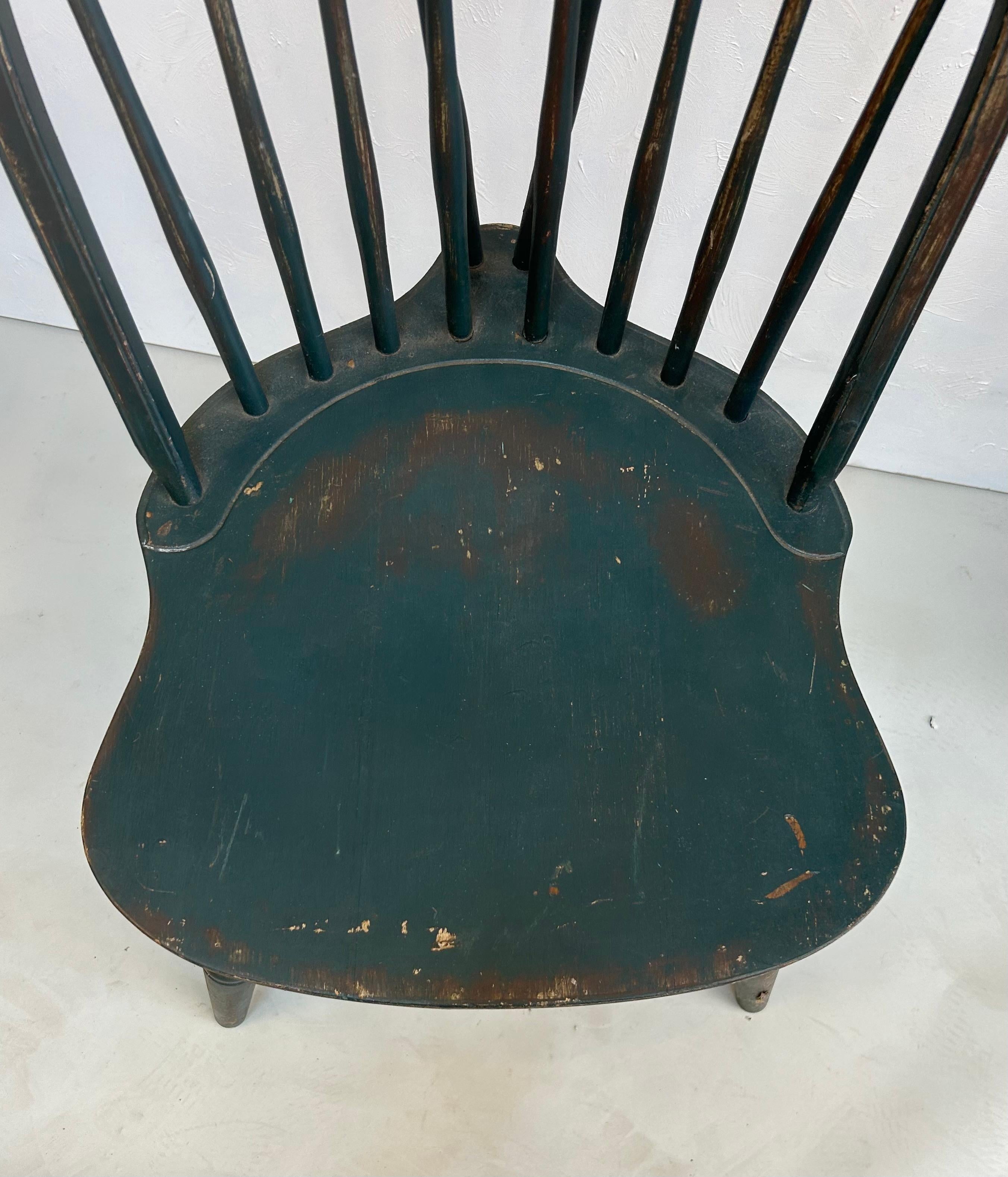 Paire de chaises Windsor de la fin du 19e siècle avec finition peinte en vieux bleu Bon état - En vente à Middleburg, VA