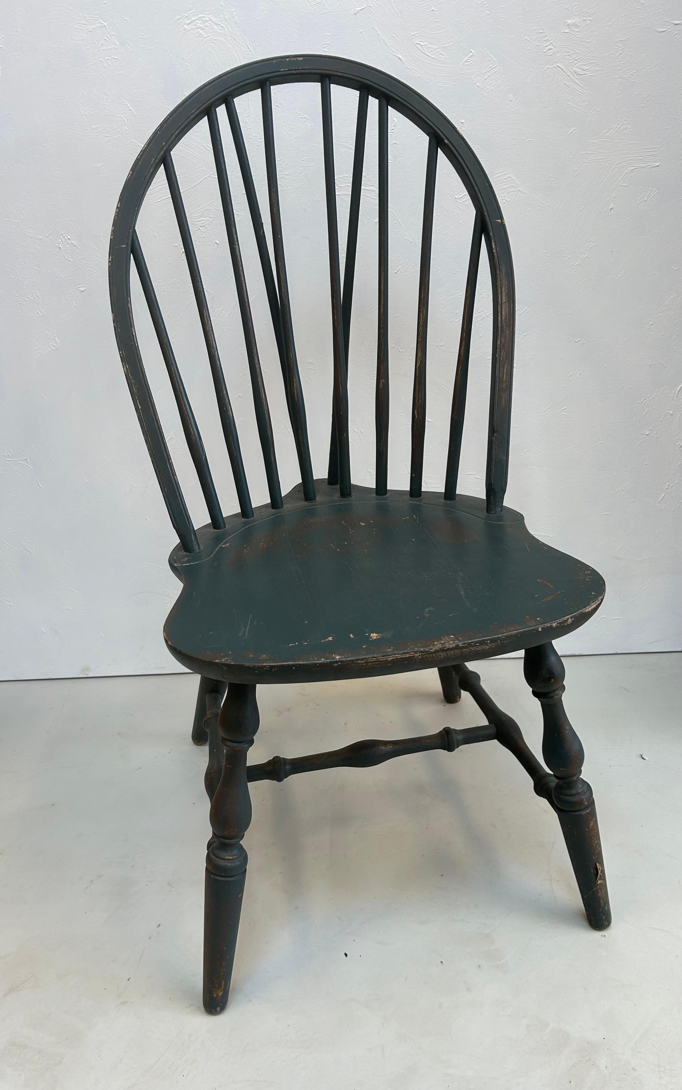 XIXe siècle Paire de chaises Windsor de la fin du 19e siècle avec finition peinte en vieux bleu en vente