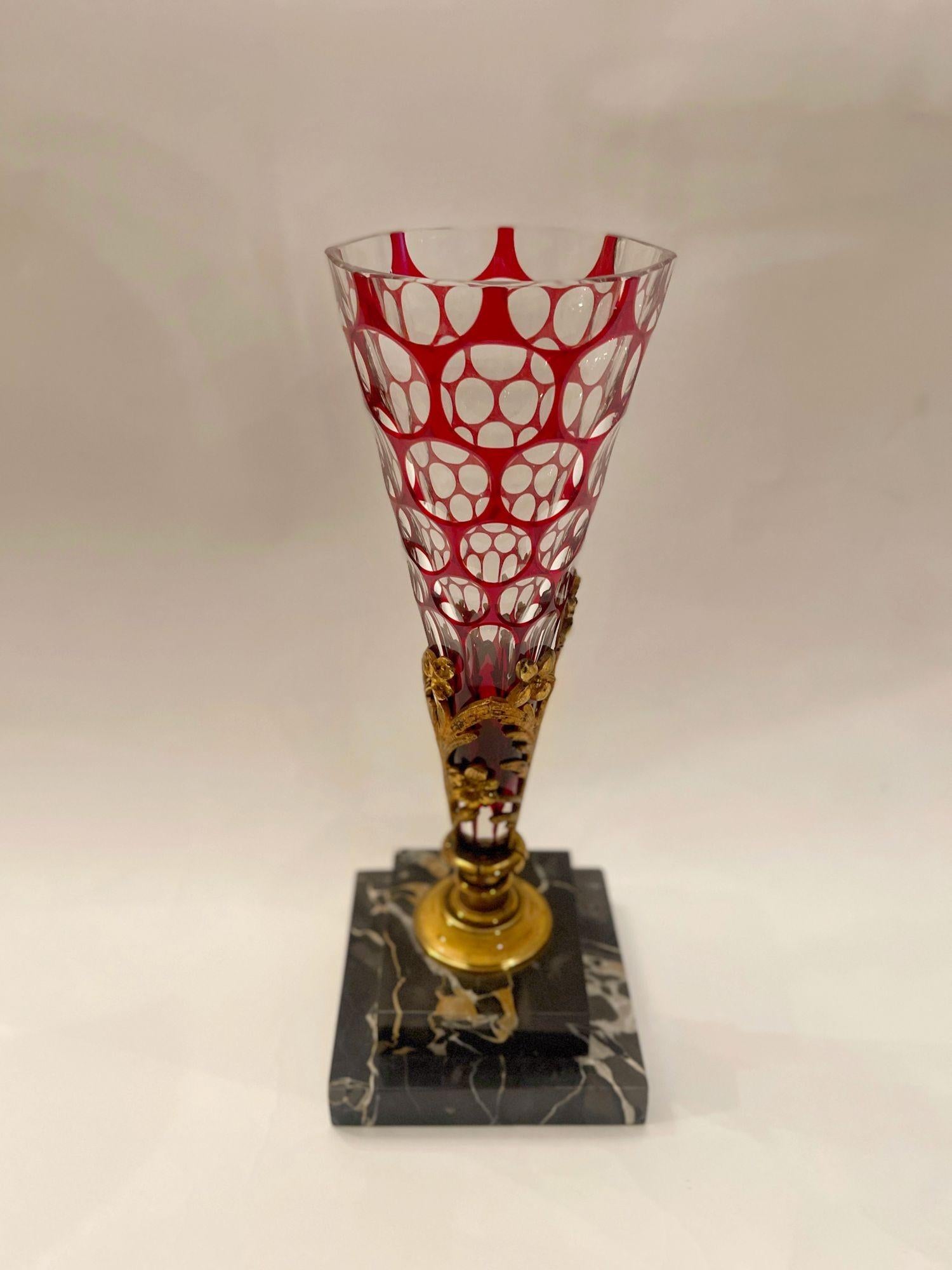 Paar Vasen aus dem späten 19. Jahrhundert mit Sockeln aus Nero-Portoro-Marmor, floralen vergoldeten Bronzebeschlägen und Einsätzen aus böhmischem Rubin, der auf Klarglas geschliffen ist.
 
    
 
  