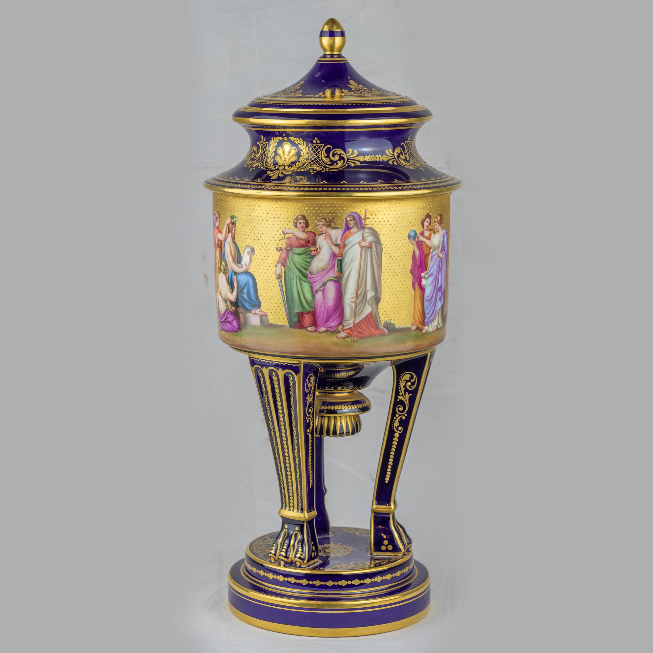 Paar Vasen aus vergoldetem Porzellan mit kobaltblauem Grund im Wiener Stil (Österreichisch) im Angebot