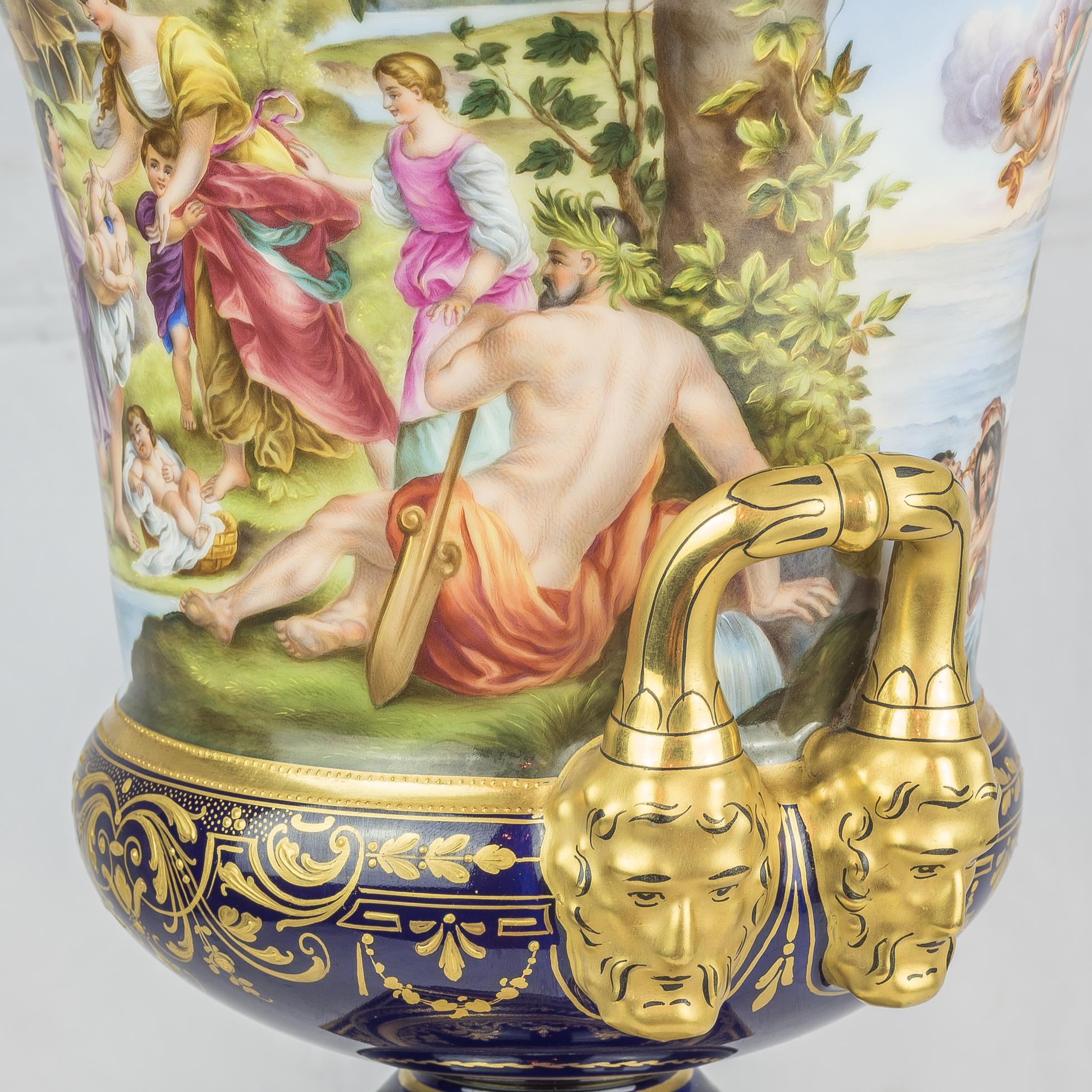 Paire de vases de style viennois en porcelaine dorée et à fond bleu cobalt de la fin du 19e siècle Bon état - En vente à New York, NY