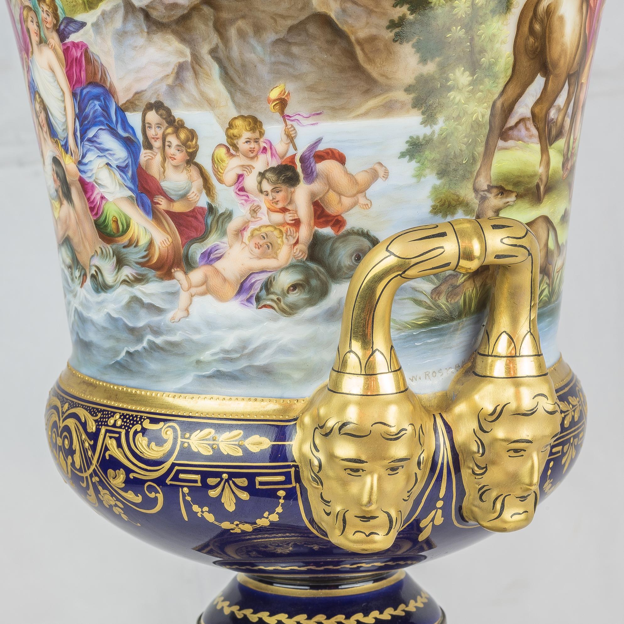 XIXe siècle Paire de vases de style viennois en porcelaine dorée et à fond bleu cobalt de la fin du 19e siècle en vente