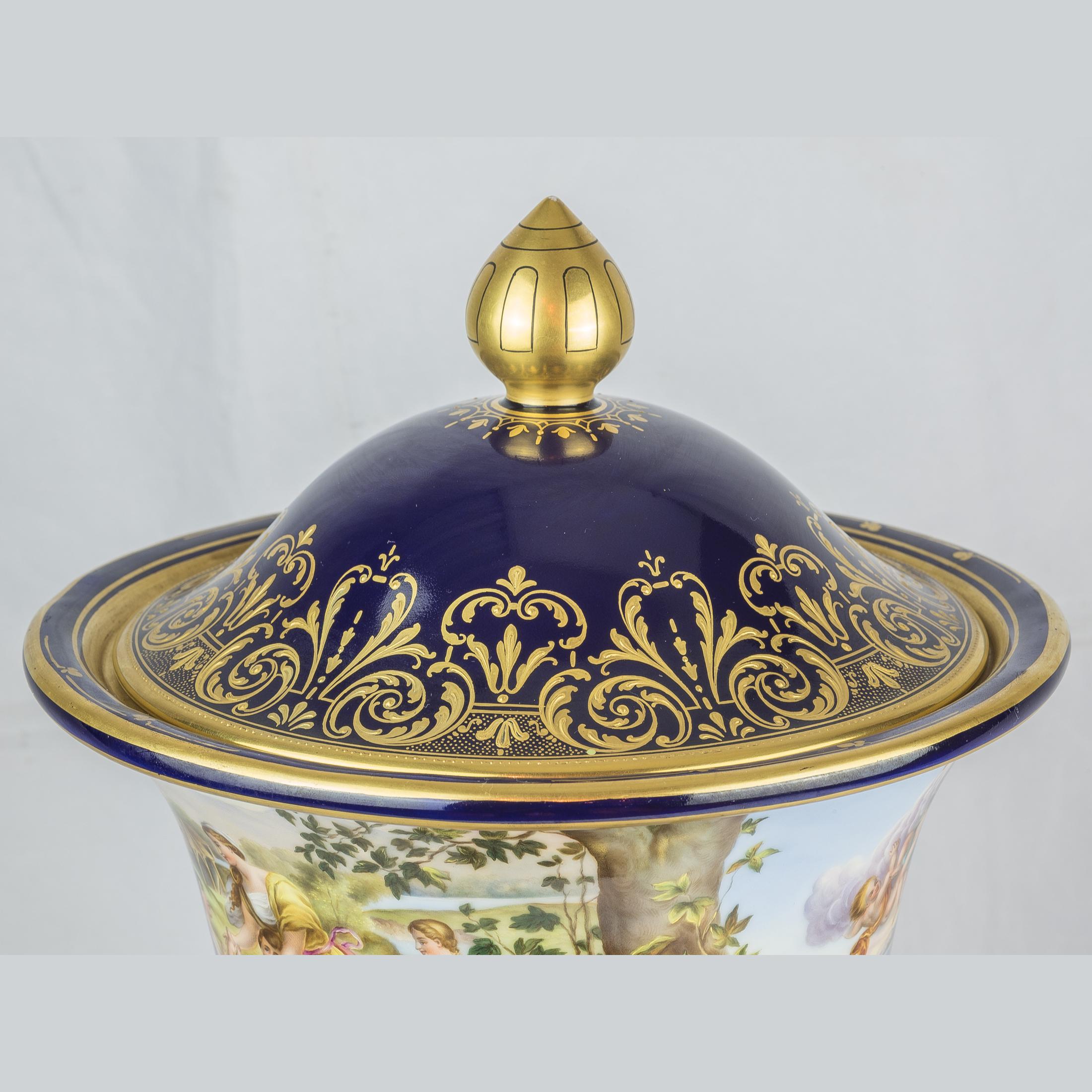 Paire de vases de style viennois en porcelaine dorée et à fond bleu cobalt de la fin du 19e siècle en vente 2