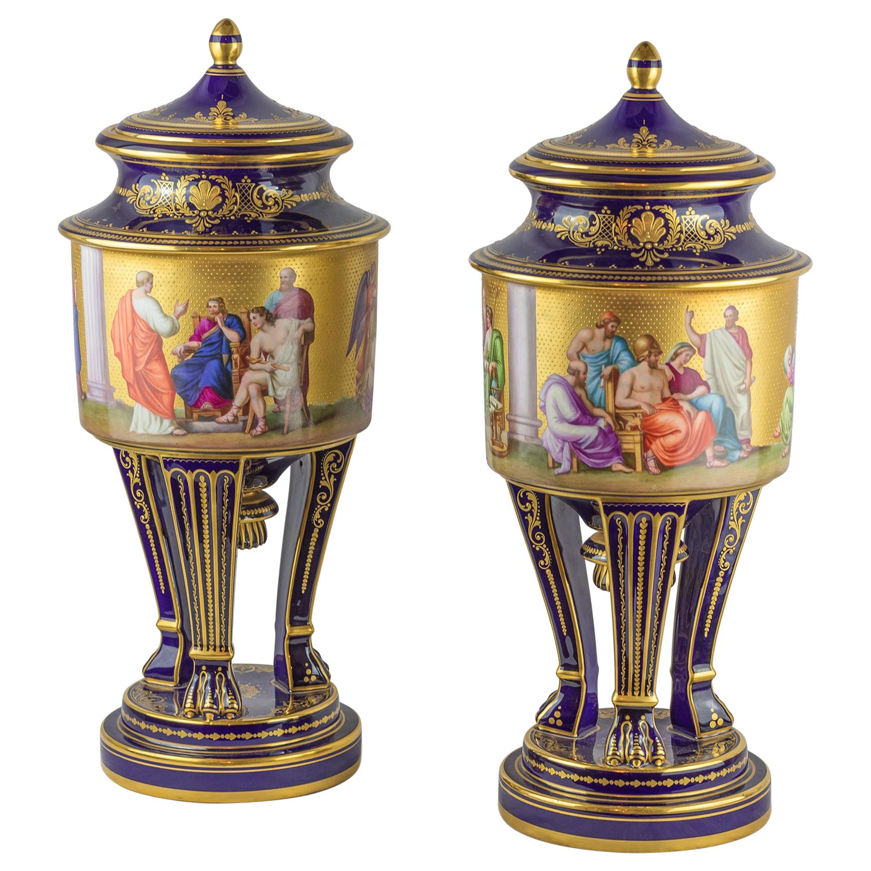 Paire de vases de style Vienne en porcelaine dorée et fond bleu cobalt