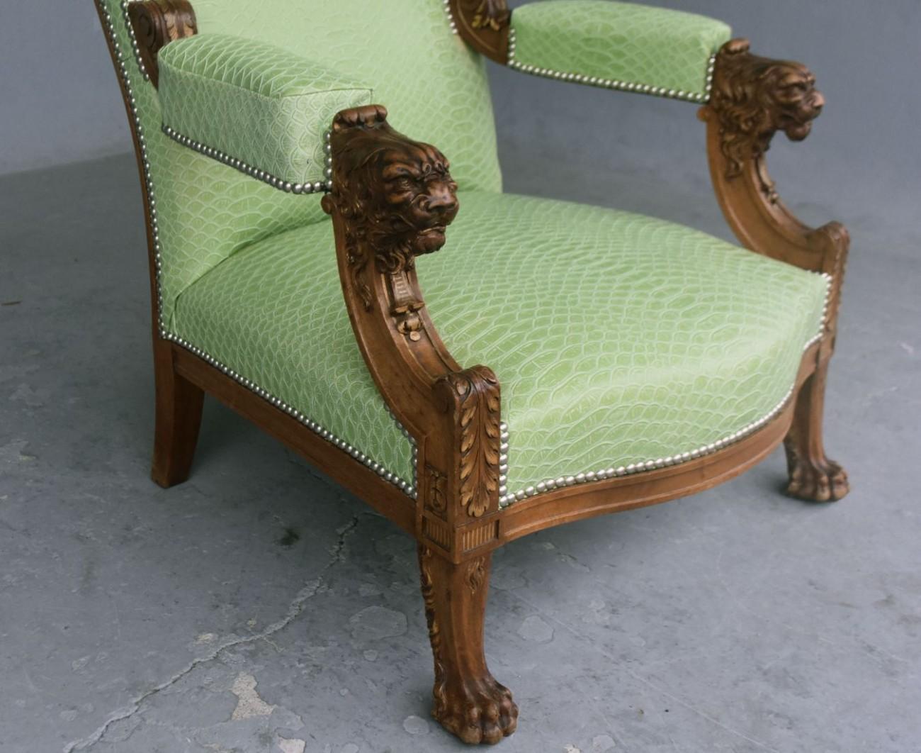 Victorian Late 19th Century Pair of Walnut Armchairs with Lion and Claw Feet For Sale